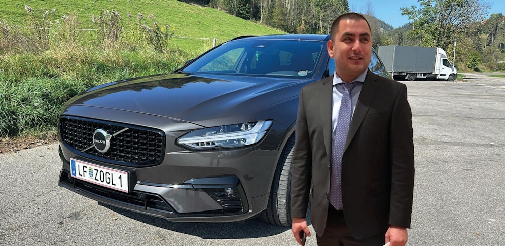 Roland Z. (46) mit seinem Volvo: Er muss sich eine neue Versicherung suchen.