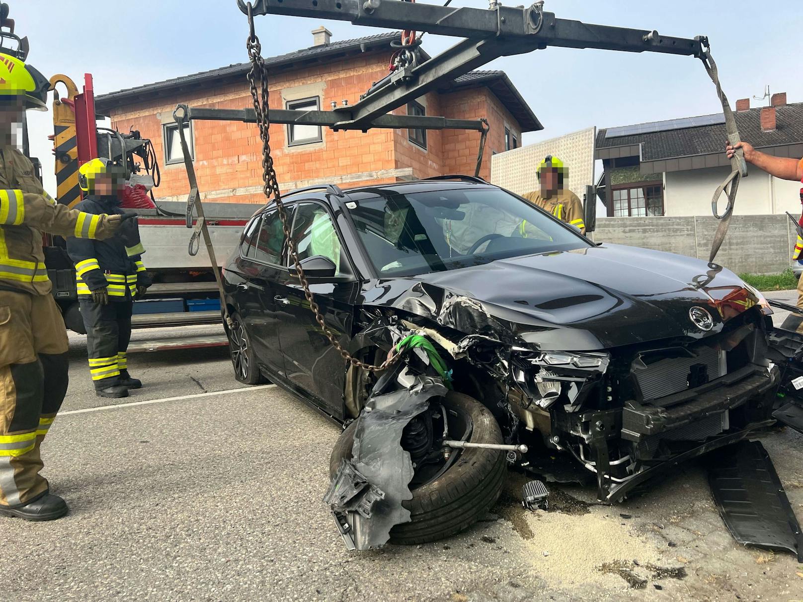 Zahlreiche Einsatzkräfte wurden zum Unfall alarmiert.