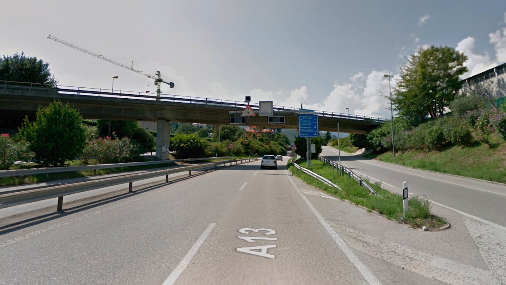 Blick auf eine Brücke über der A13 zwischen Locarno und Ascona. Symbolbild.