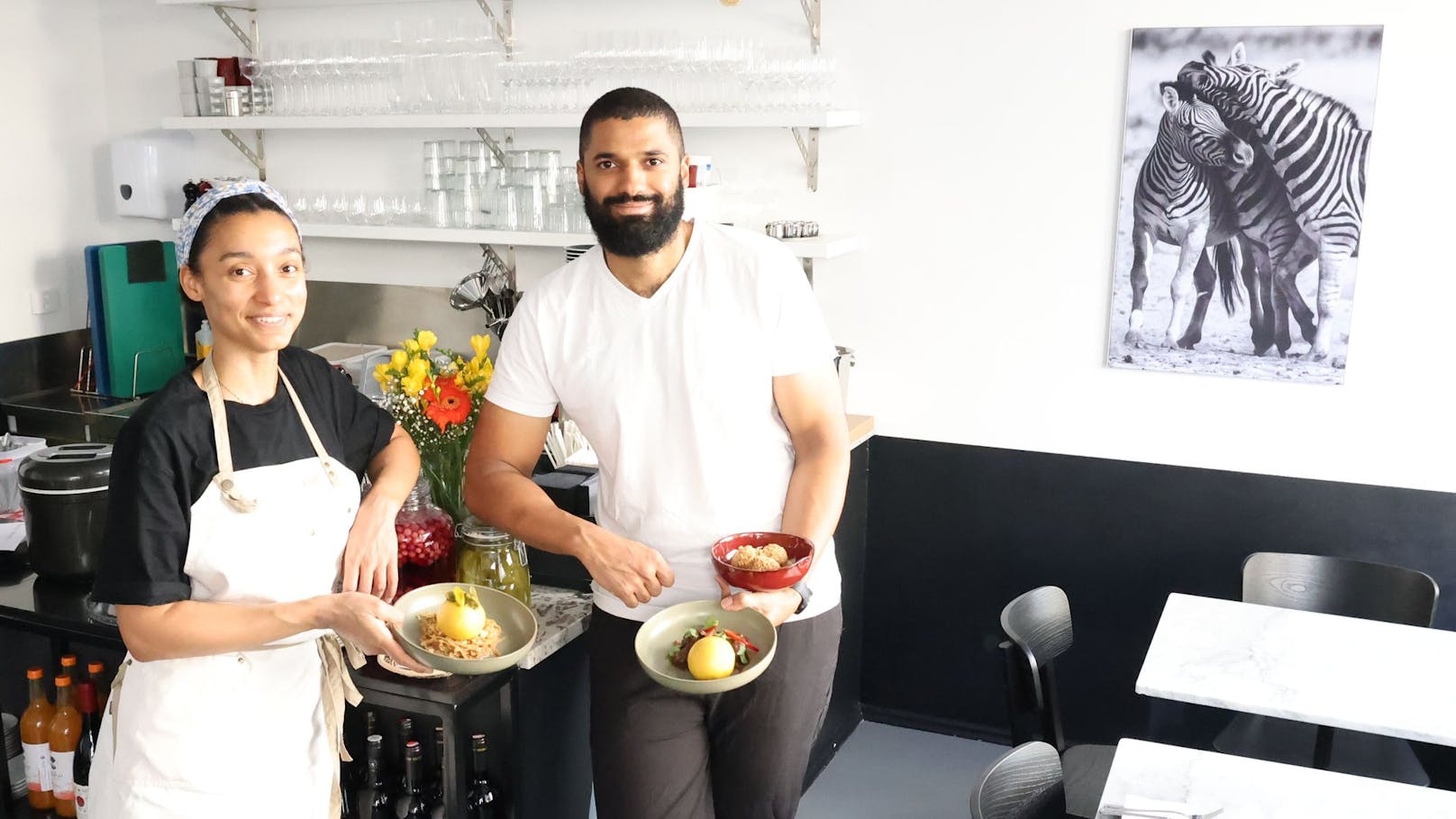 "Wir kochen biodynamisch, wir wollen das bestmögliche Essen anbieten und wir wollen auch Spaß haben mit der Kochkunst und Gastfreundschaft. Unsere Gäste vertrauen uns, das ist schön."