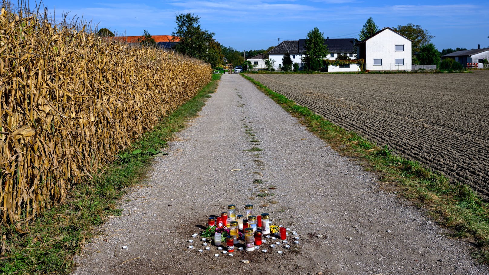 Am Unfallort – eine Schotterstraße im Gemeindeteil Sebern – standen einen Tag später schon viele Kerzen.