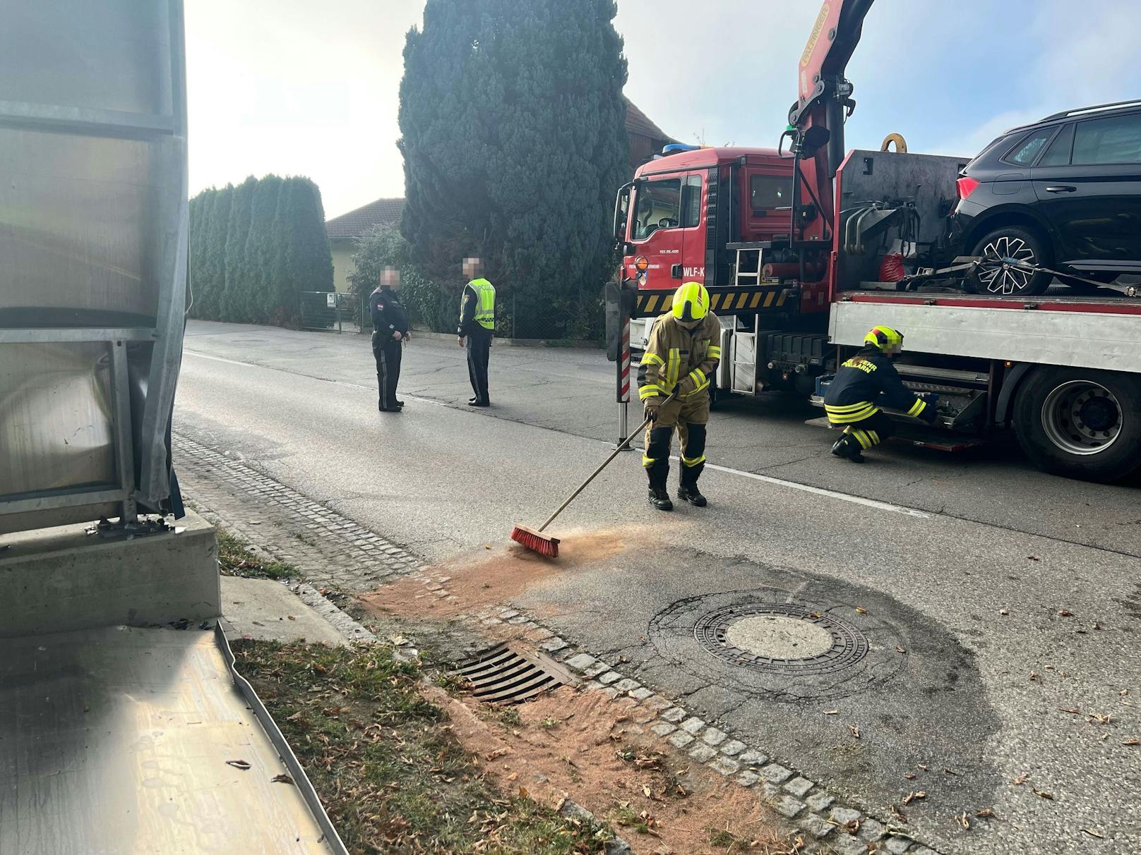 Die Feuerwehr reinigte die Straße.