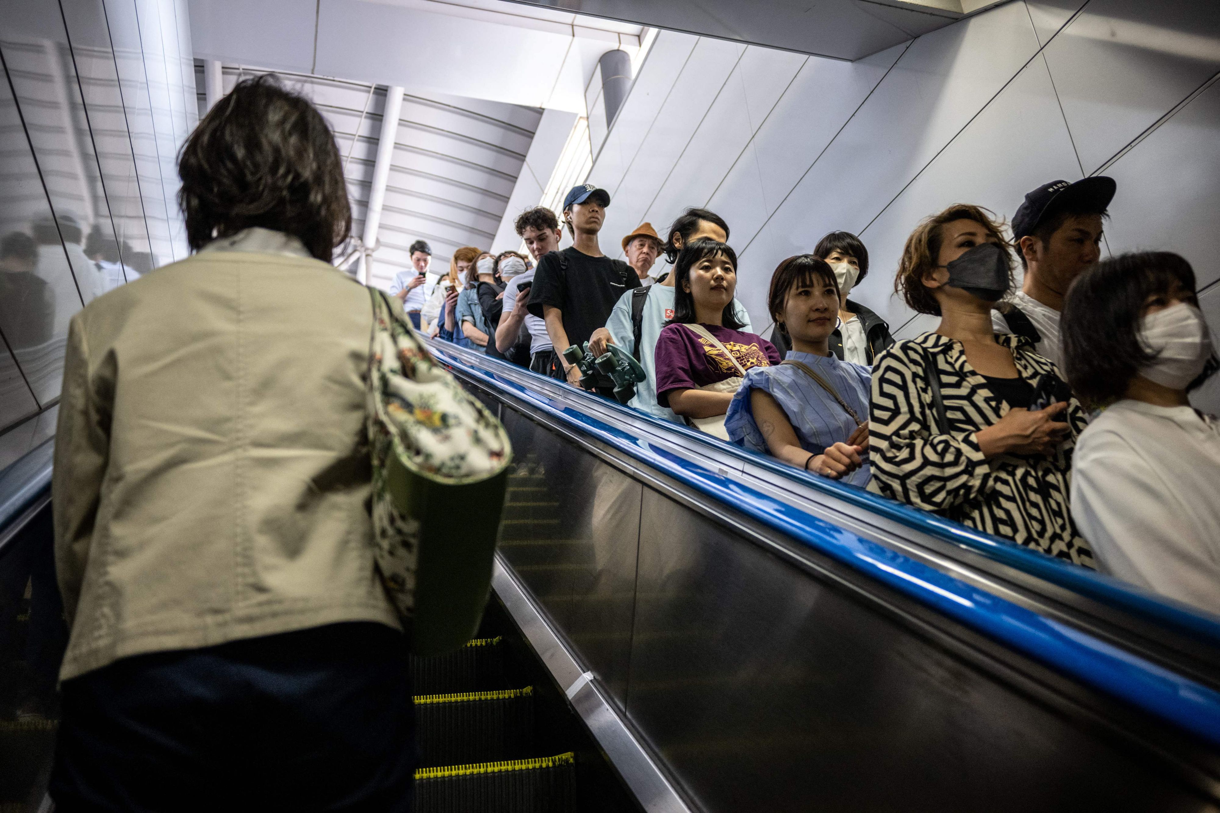 Download von www.picturedesk.com am 03.10.2023 (14:52).  People ride on an escalator at Shinjuku station in Tokyo on June 1, 2023. (Photo by Philip FONG / AFP) - 20230601_PD1284 - Rechteinfo: Rights Managed (RM) Nur für redaktionelle Nutzung! Werbliche Nutzung erfordert Freigabe: bitte schicken Sie uns eine Anfrage.