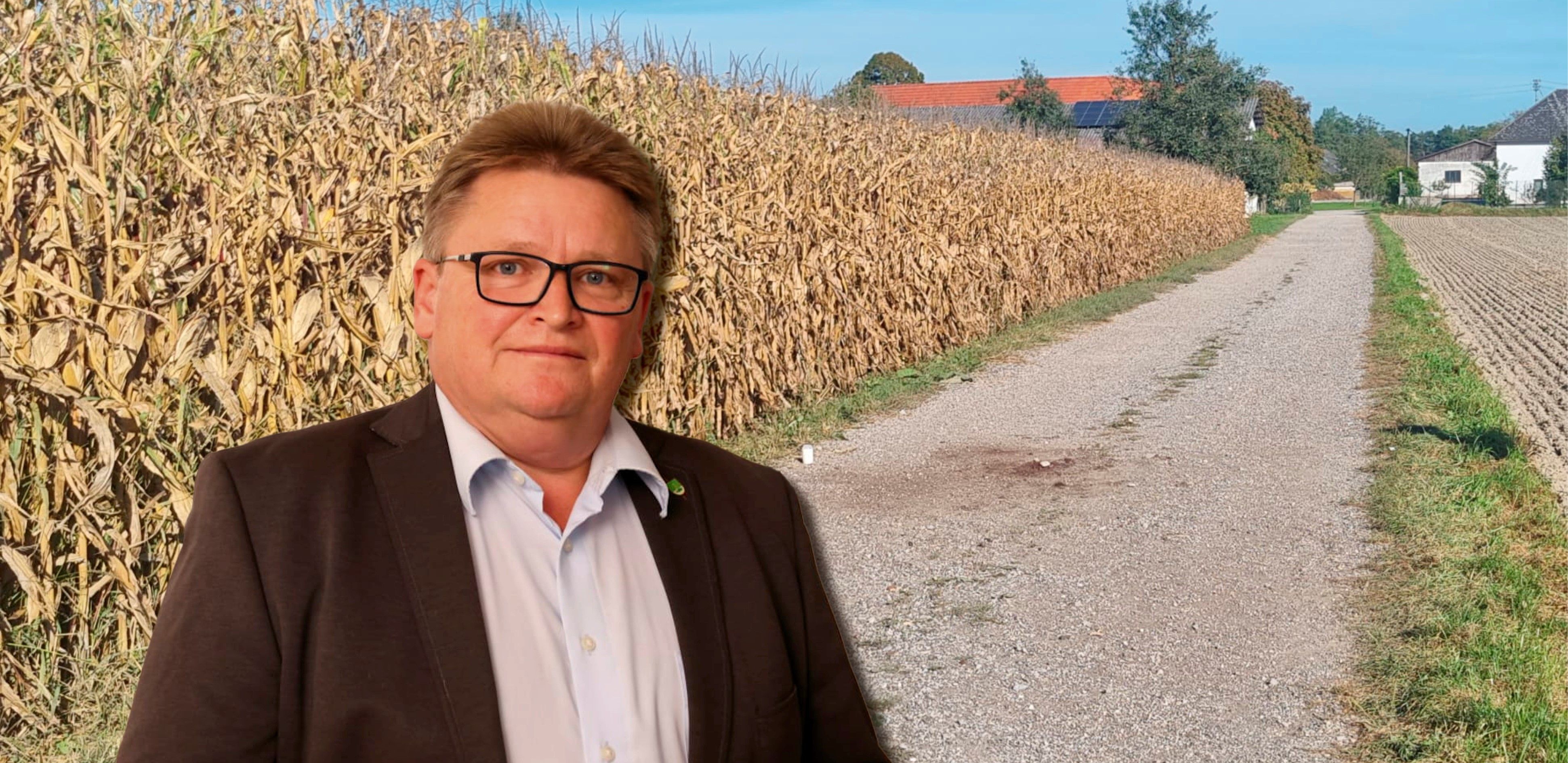 Martin Gaisberger, der Bürgermeister von Naarn. Im Hintergrund der Ort des schrecklichen Vorfalls.