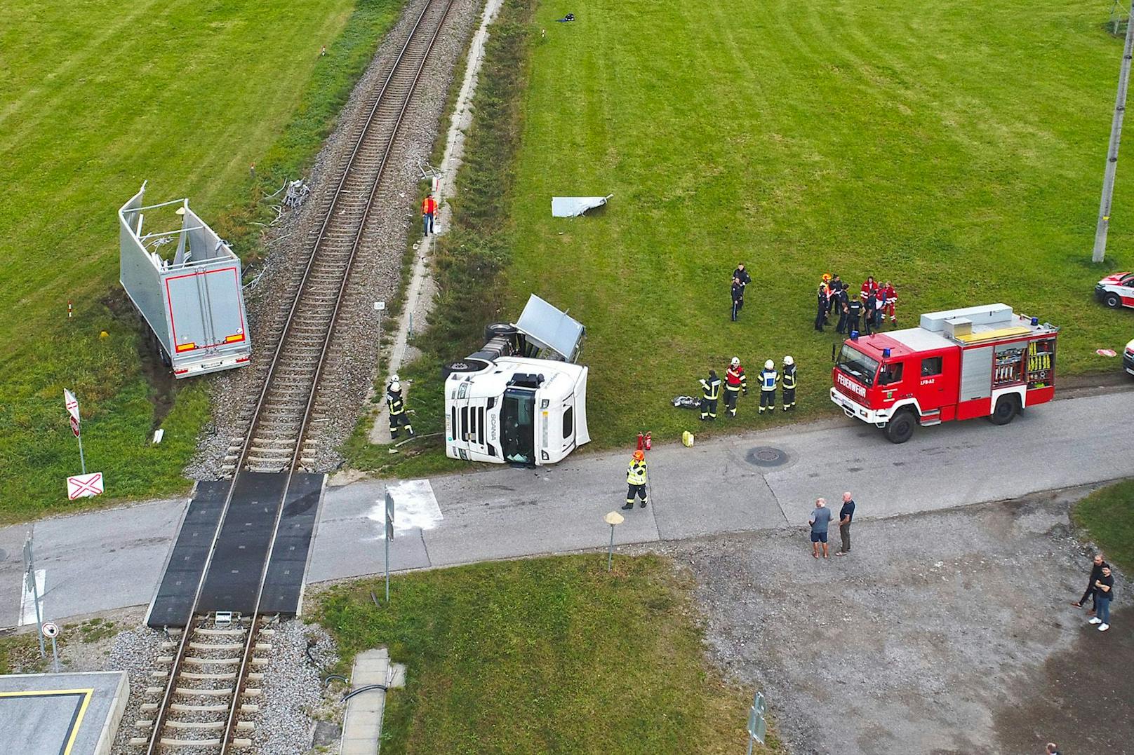 In Achenlohe in Munderfing wurde ein Lkw in der Mitte regelrecht zerrissen. Der Lenker überlebte den schweren Unfall wie durch ein Wunder fast unverletzt.