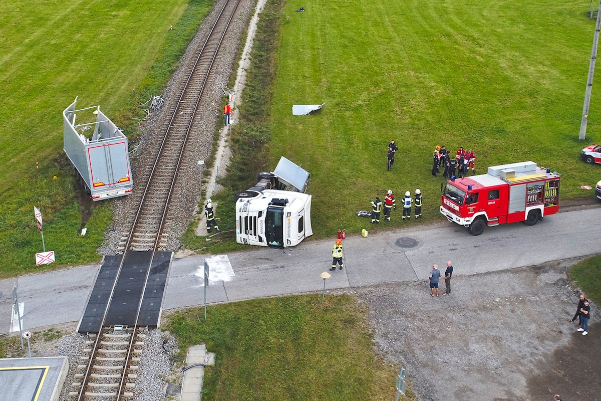 In Achenlohe in Munderfing wurde ein Lkw in der Mitte regelrecht zerrissen. Der Lenker überlebte den schweren Unfall wie durch ein Wunder fast unverletzt.