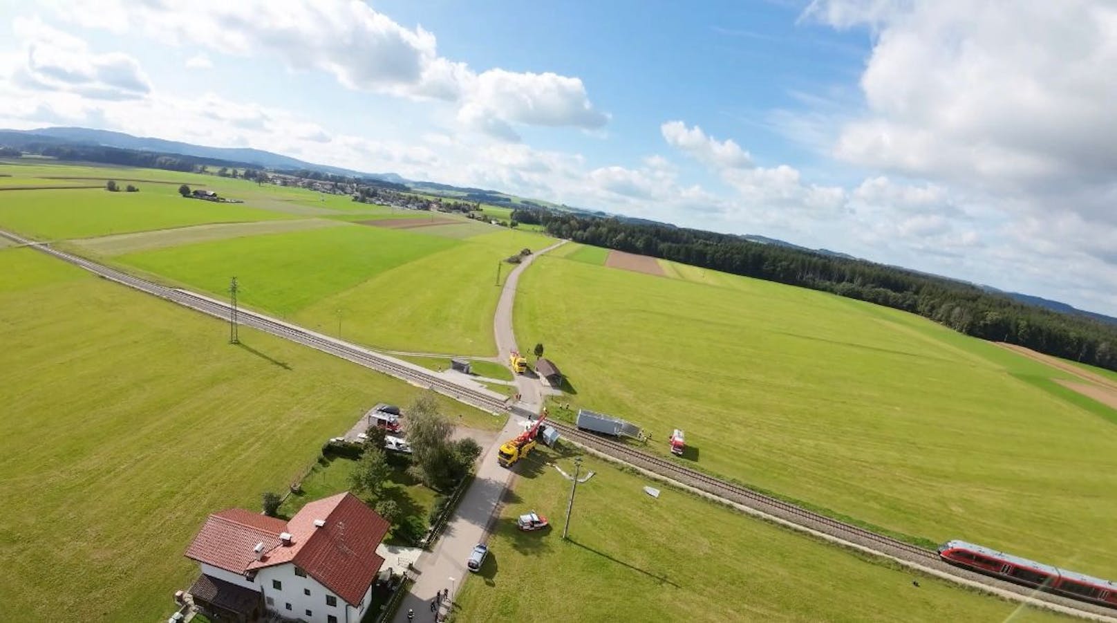 In Achenlohe in Munderfing wurde ein Lkw in der Mitte regelrecht zerrissen. Der Lenker überlebte den schweren Unfall wie durch ein Wunder fast unverletzt.