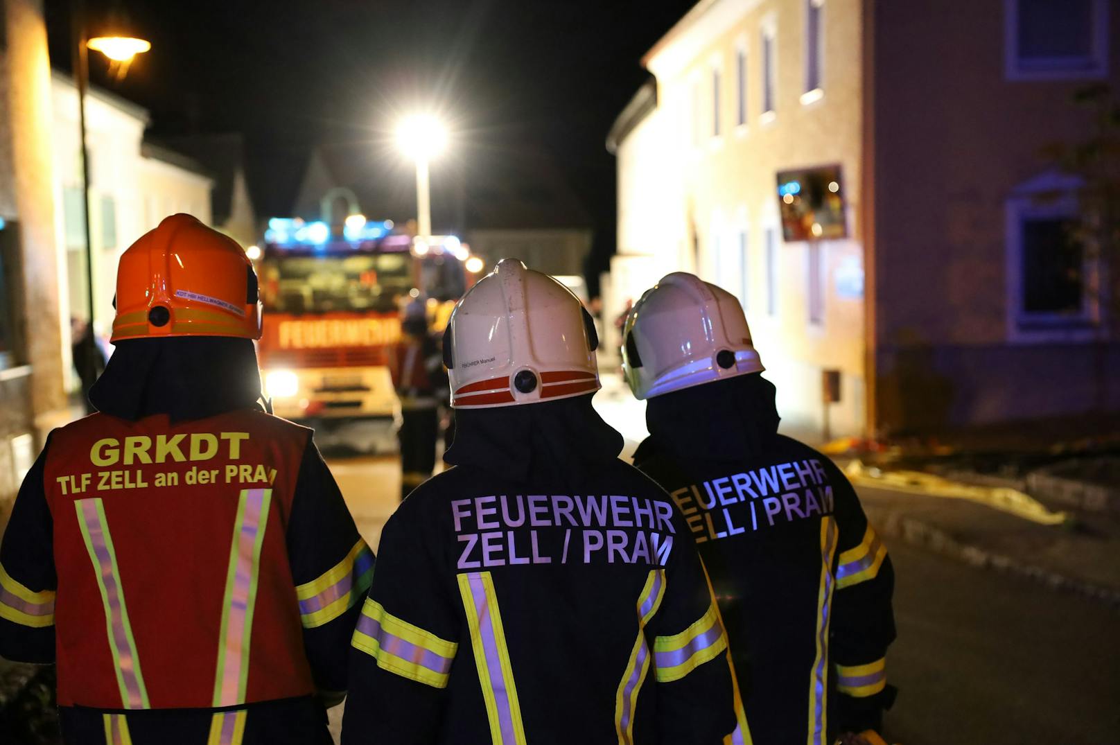 Im Ortszentrum von Riedau (Bezirk Schärding) ist es in der Nacht auf Mittwoch zu einem Brand in einem Mehrparteienwohnhaus gekommen. Eine Person war kurzzeitig abgängig.