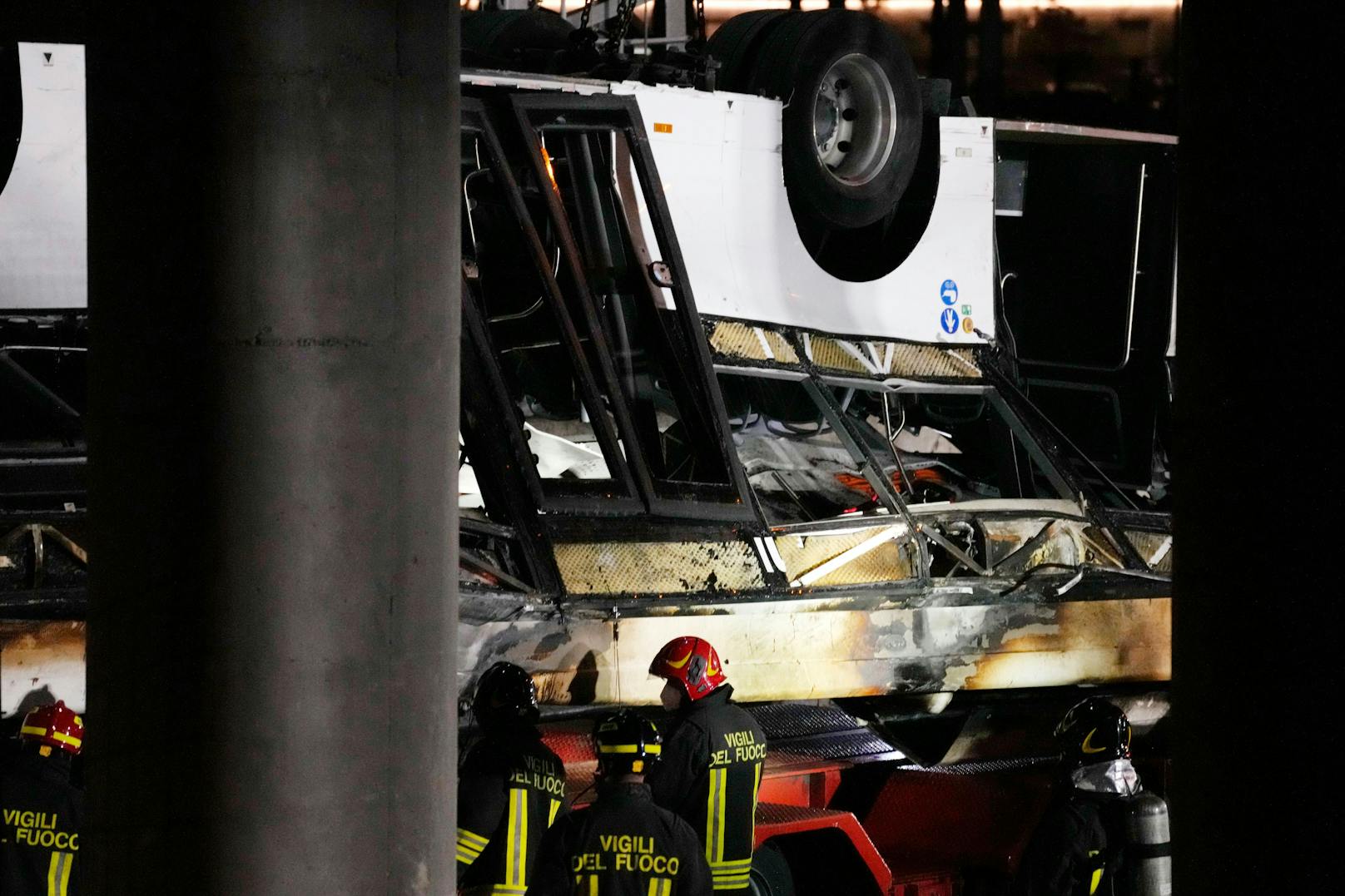 Am Dienstagabend ist es in Venedig zu einem verheerenden Busunglück gekommen. Mindestens 21 Personen kamen dabei ums Leben. Unter den Todesopfern seien auch ein Deutscher und ein Franzose.