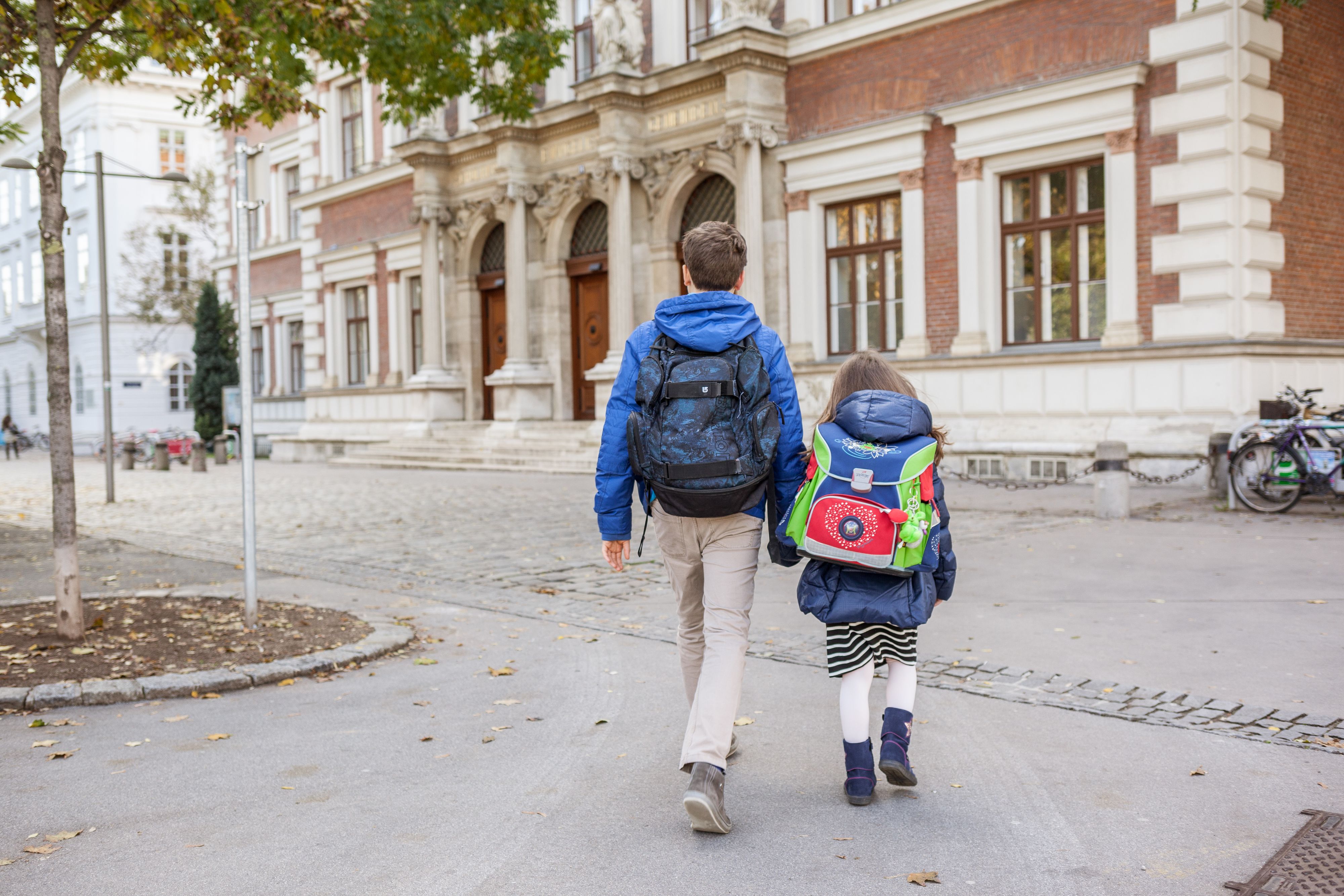 Tipp: Lassen Sie Erstklässler*innen von erfahrenen Schulkindern oder älteren Geschwistern in die Schule begleiten.