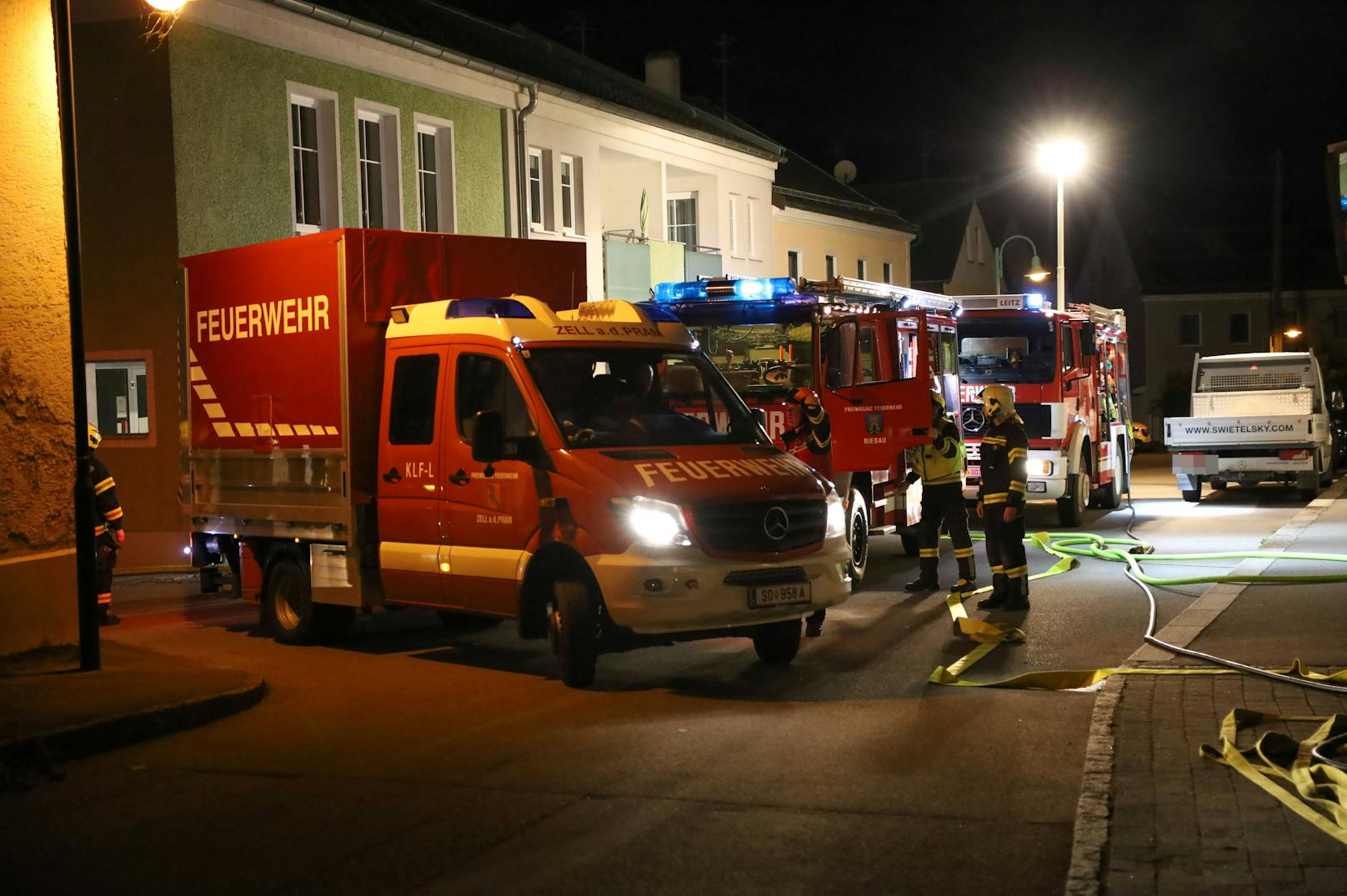 Im Ortszentrum von Riedau (Bezirk Schärding) ist es in der Nacht auf Mittwoch zu einem Brand in einem Mehrparteienwohnhaus gekommen. Eine Person war kurzzeitig abgängig.