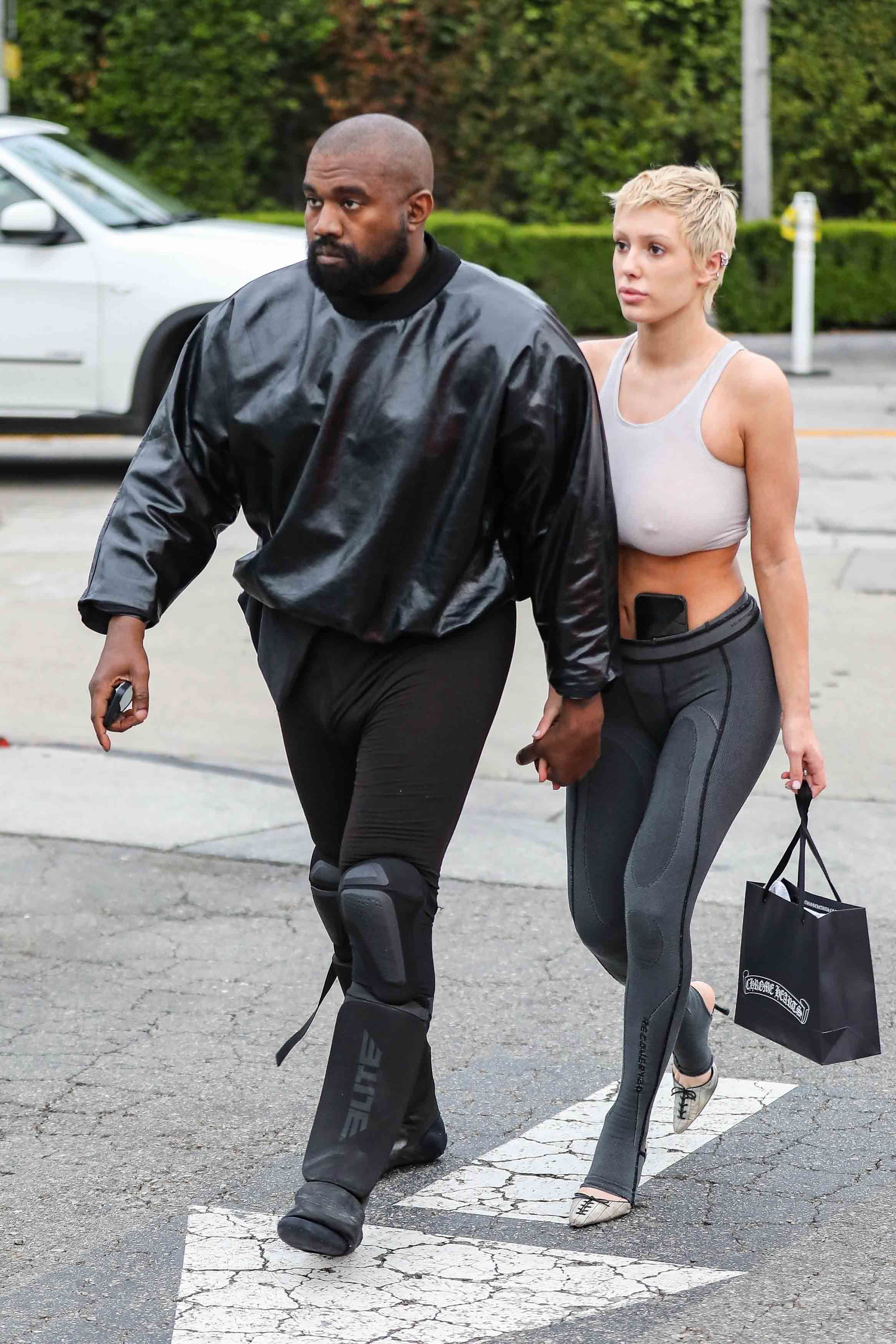 Kanye West und Bianca Censori fallen oft durch ihre skurrilen Outfits auf.