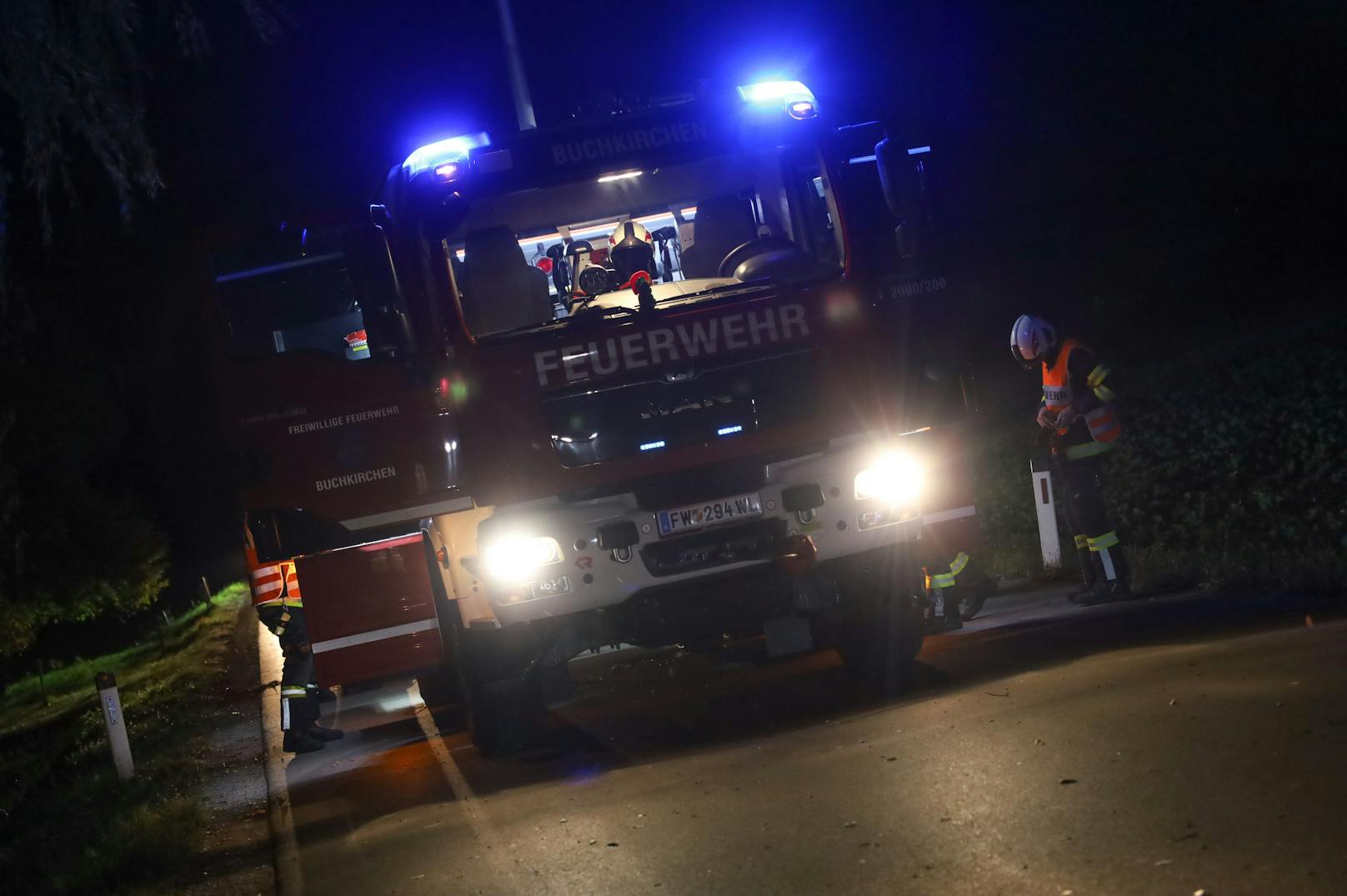 Mehrere Feuerwehren standen in der Nacht auf Mittwoch nach teils heftigen Sturmböen über Oberösterreich im Einsatz.