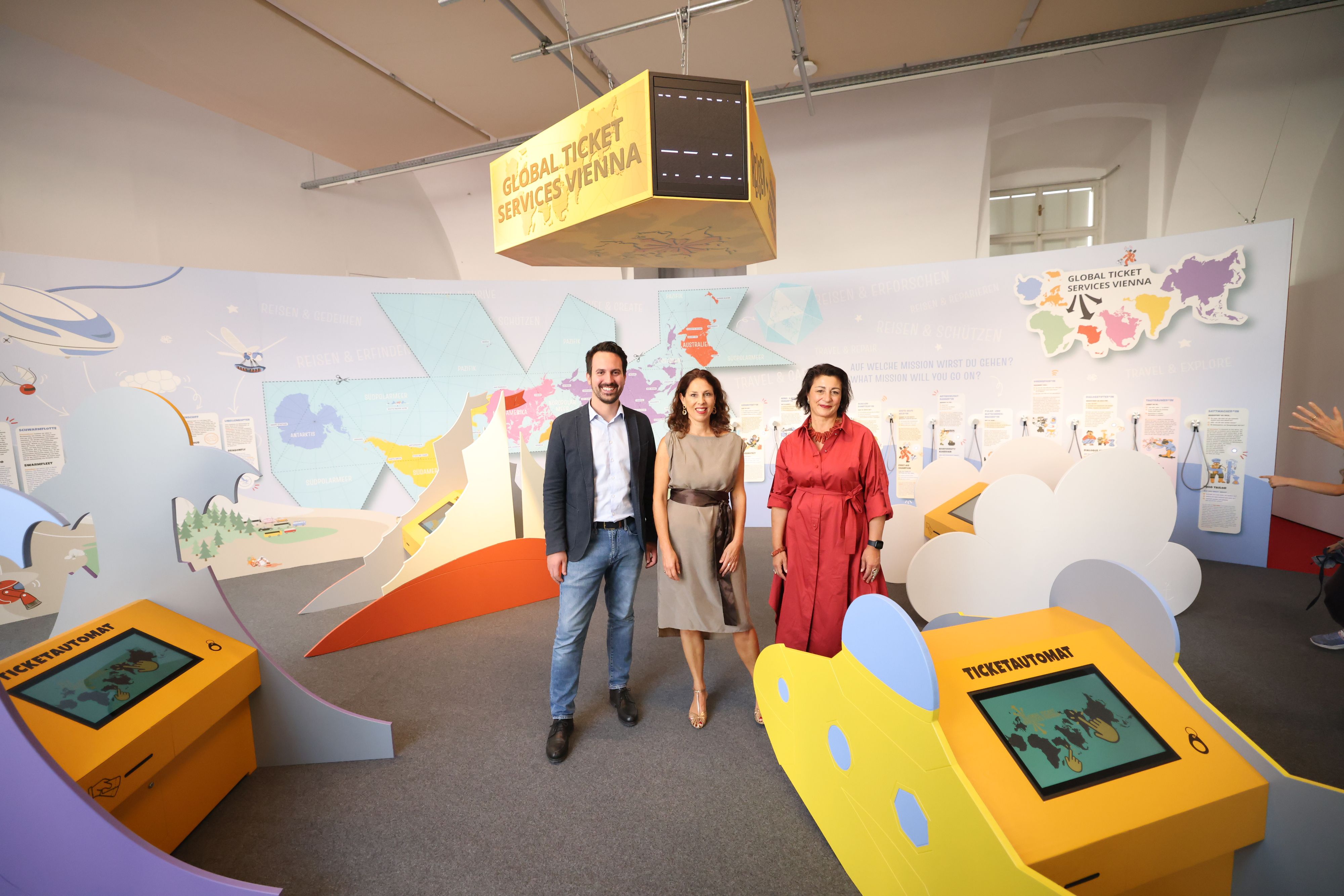 Bildungsstadtrat Christoph Wiederkehr (Neos), Zoom-Direktorin Andrea Zsutty und Kulturstadträtin Veronica Kaup-Hasler (SPÖ, v.l.) spazierten durch die neue Ausstellung im ZOOM Kindermuseum.