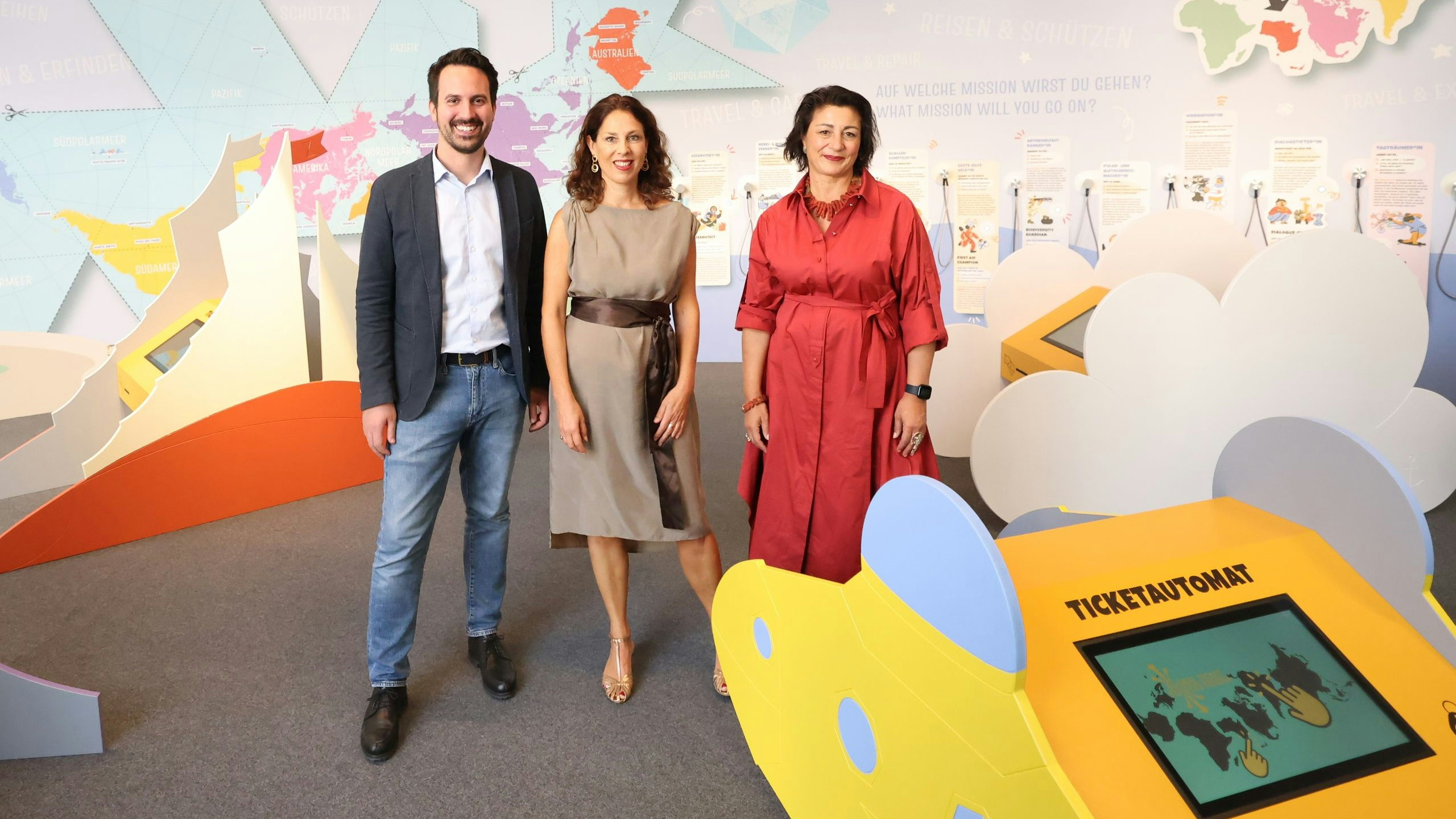 Bildungsstadtrat Christoph Wiederkehr (Neos), Zoom-Direktorin Andrea Zsutty und Kulturstadträtin Veronica Kaup-Hasler (SPÖ, v.l.) spazierten durch die neue Ausstellung im ZOOM Kindermuseum.