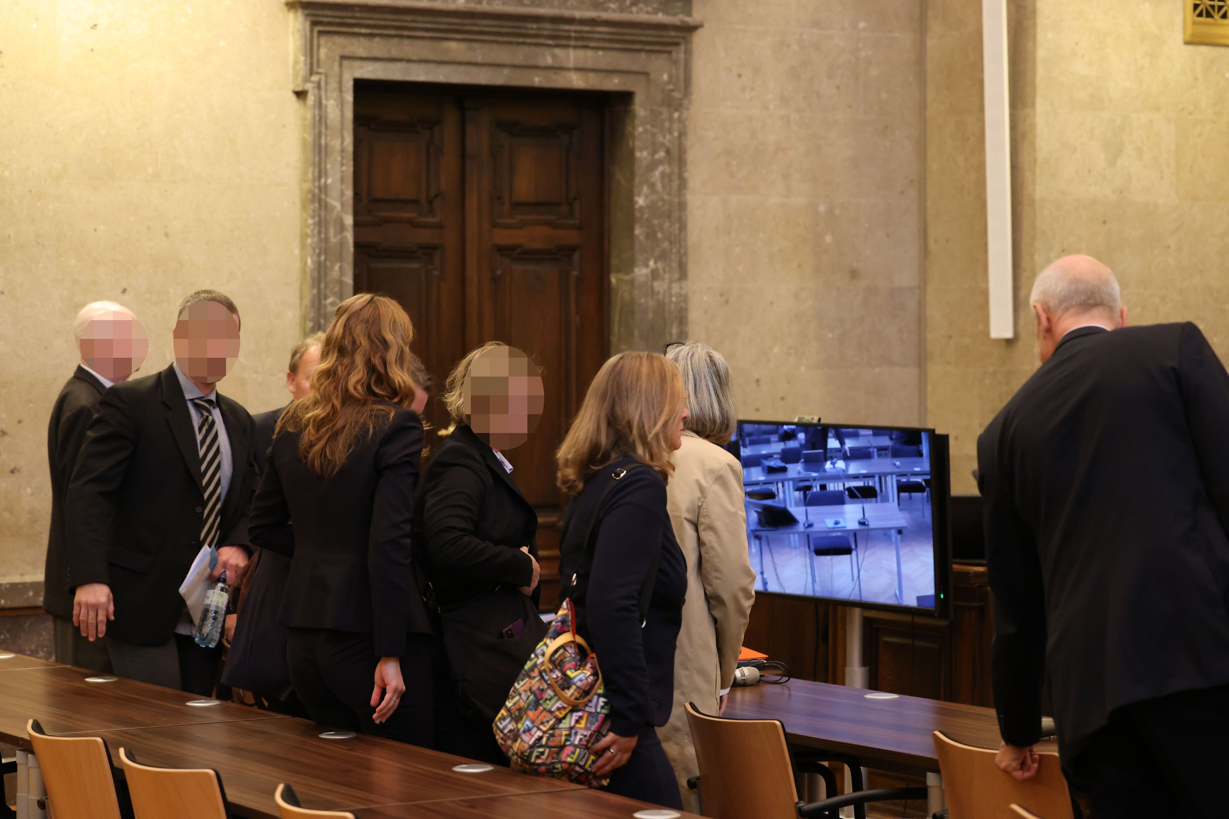 Richard W. (ganz l.) und seine Kinder stehen vor Gericht.