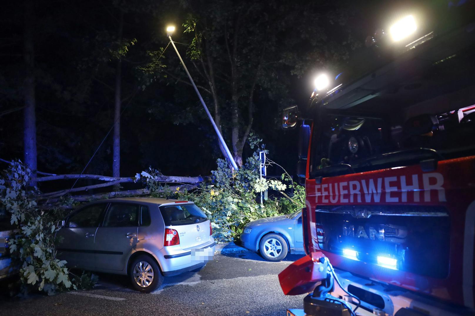 Mehrere Feuerwehren standen in der Nacht auf Mittwoch nach teils heftigen Sturmböen über Oberösterreich im Einsatz.