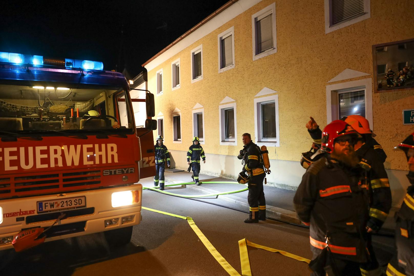 Im Ortszentrum von Riedau (Bezirk Schärding) ist es in der Nacht auf Mittwoch zu einem Brand in einem Mehrparteienwohnhaus gekommen. Eine Person war kurzzeitig abgängig.