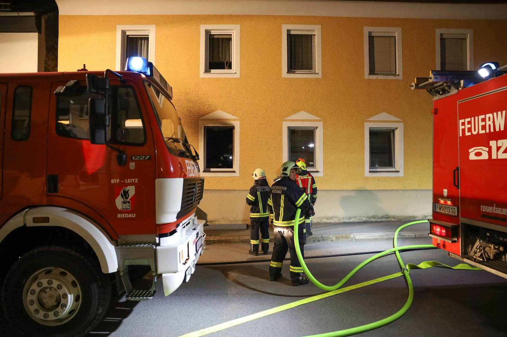 Im Ortszentrum von Riedau (Bezirk Schärding) ist es in der Nacht auf Mittwoch zu einem Brand in einem Mehrparteienwohnhaus gekommen. Eine Person war kurzzeitig abgängig.