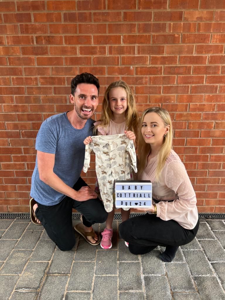 James Cottriall mit seiner Tochter Lily (aus erster Ehe) und seiner schwangeren Frau Jessi