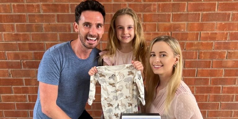 James Cottriall mit seiner Tochter Lily (aus erster Ehe) und seiner schwangeren Frau Jess
