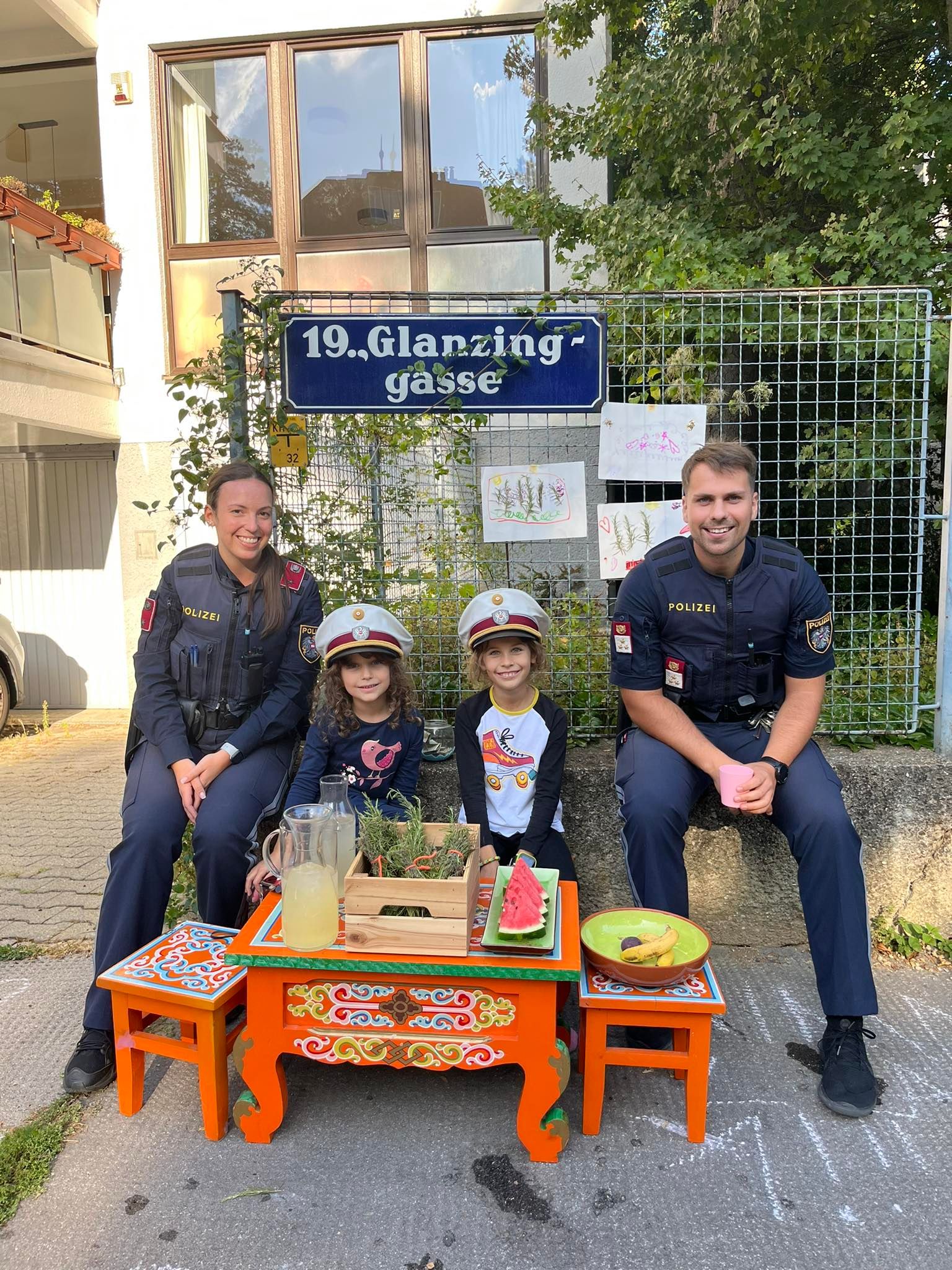 Die Beamten ließen es sich nicht nehmen, mit den 