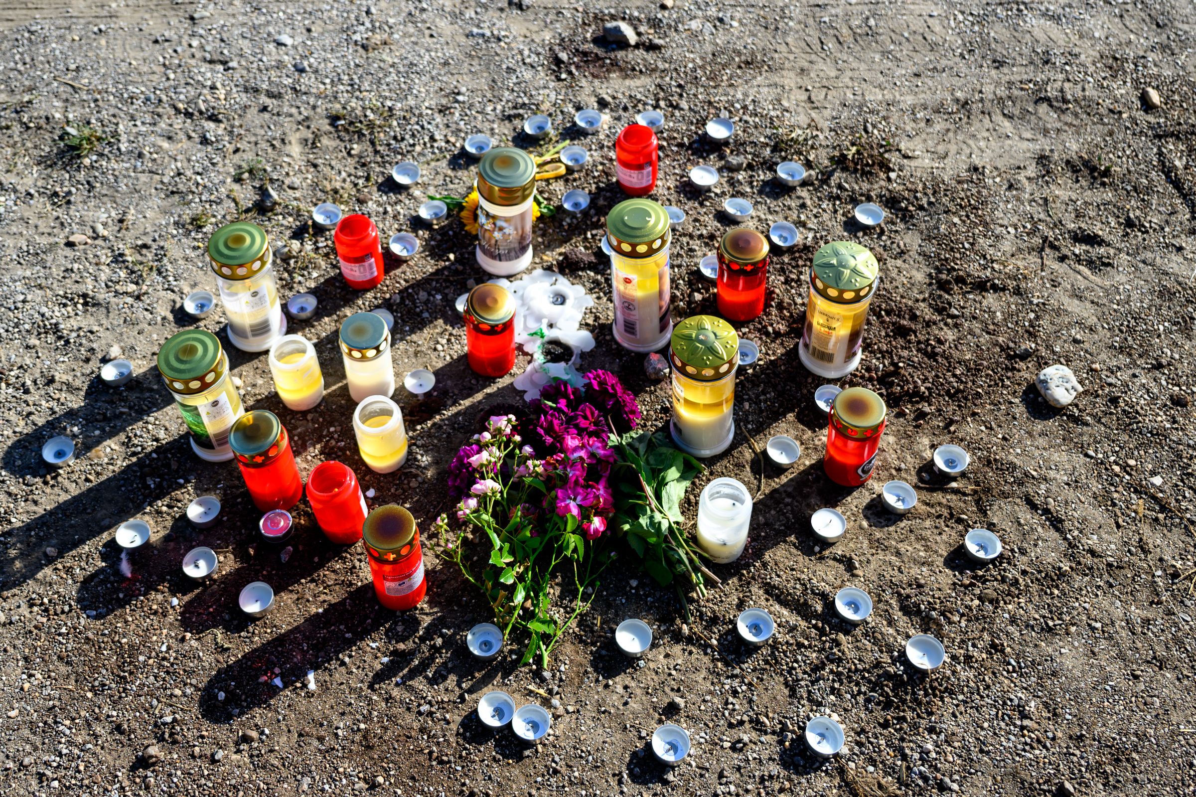 Nach dem tragischen Vorfall gestern Vormittag am 2. Oktober 2023 in Naarn, bei dem es zu einer tödlichen Hundeattacke kam, haben viele Menschen Kerzen und Blumen an der Stelle niedergelegt.