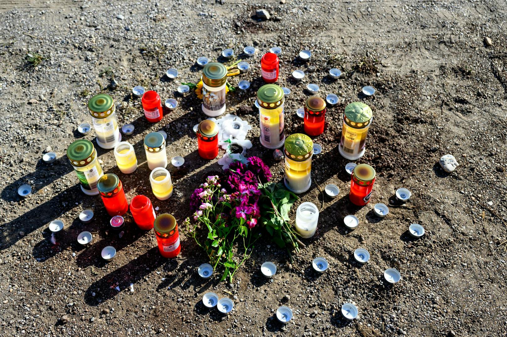 Unzählige Blumen und Kerzen sind an der Stelle abgestellt worden, an der die Joggerin getötet wurde.