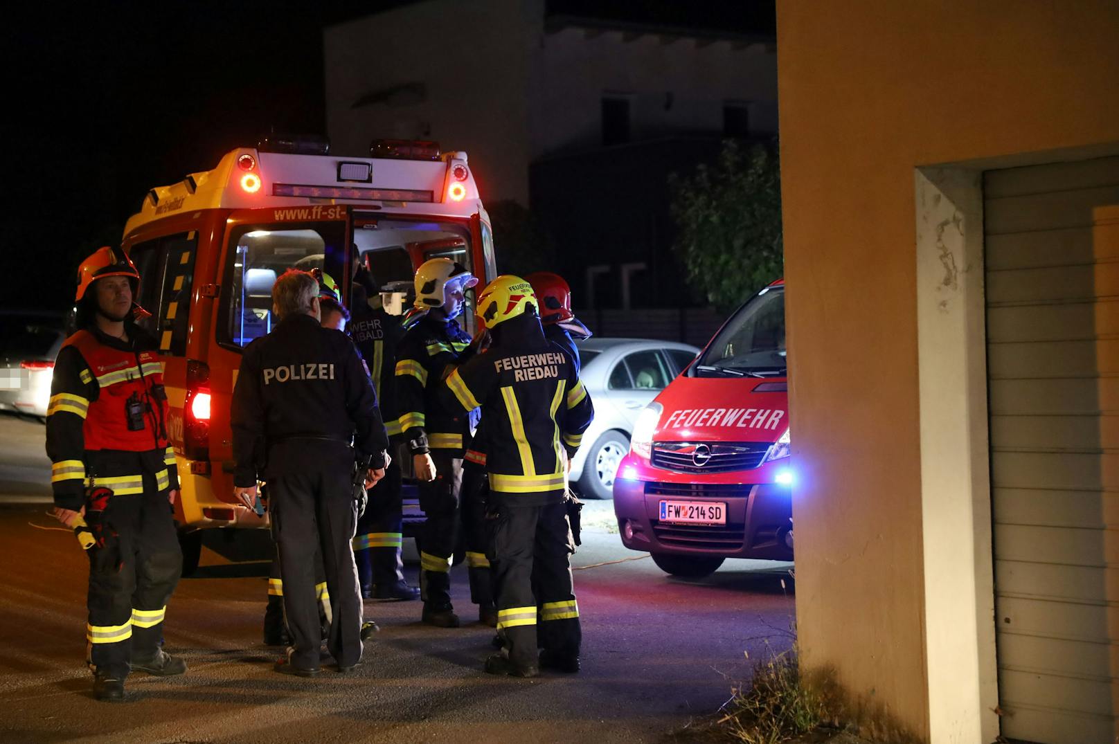 Im Ortszentrum von Riedau (Bezirk Schärding) ist es in der Nacht auf Mittwoch zu einem Brand in einem Mehrparteienwohnhaus gekommen. Eine Person war kurzzeitig abgängig.