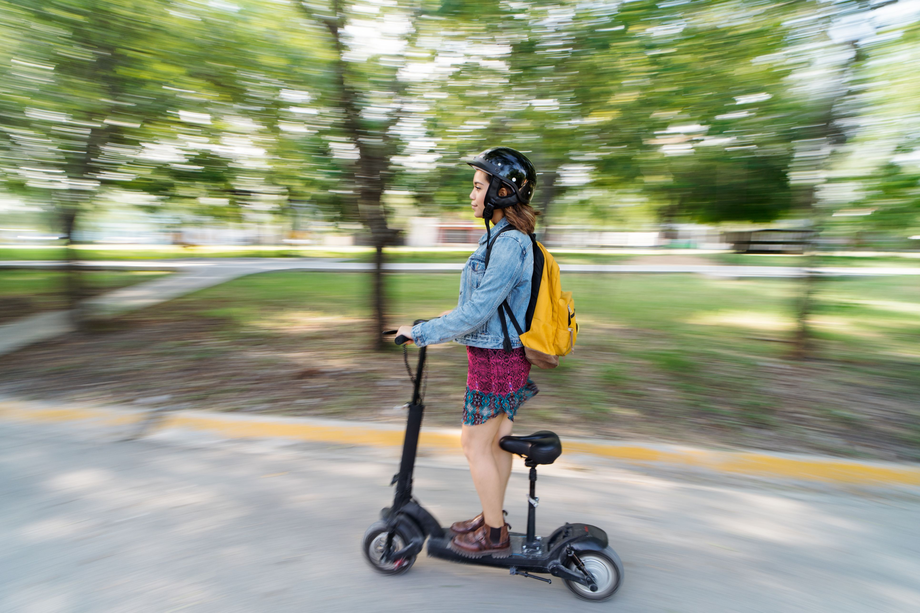 E-Scooter gehören auf die Fahrbahn, Tretroller auf den Gehweg.