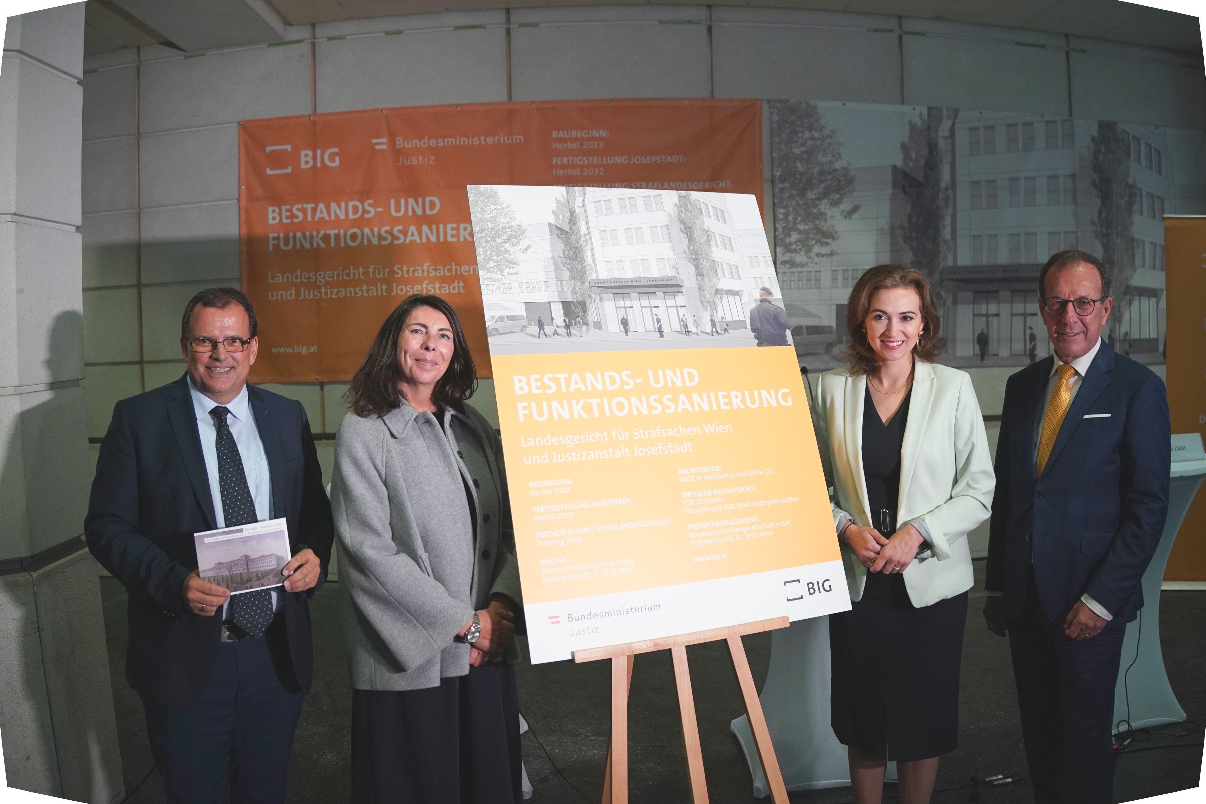 Gerichts-Präsident Friedrich Forsthuber, Krista Schipper von der Justizanstalt, Ministerin Alma Zadić und Wolfgang Gleissner, der Geschäftsführer der Bundesimmobiliengesellschaft, bei der Baustart-PK am Wiener Landl