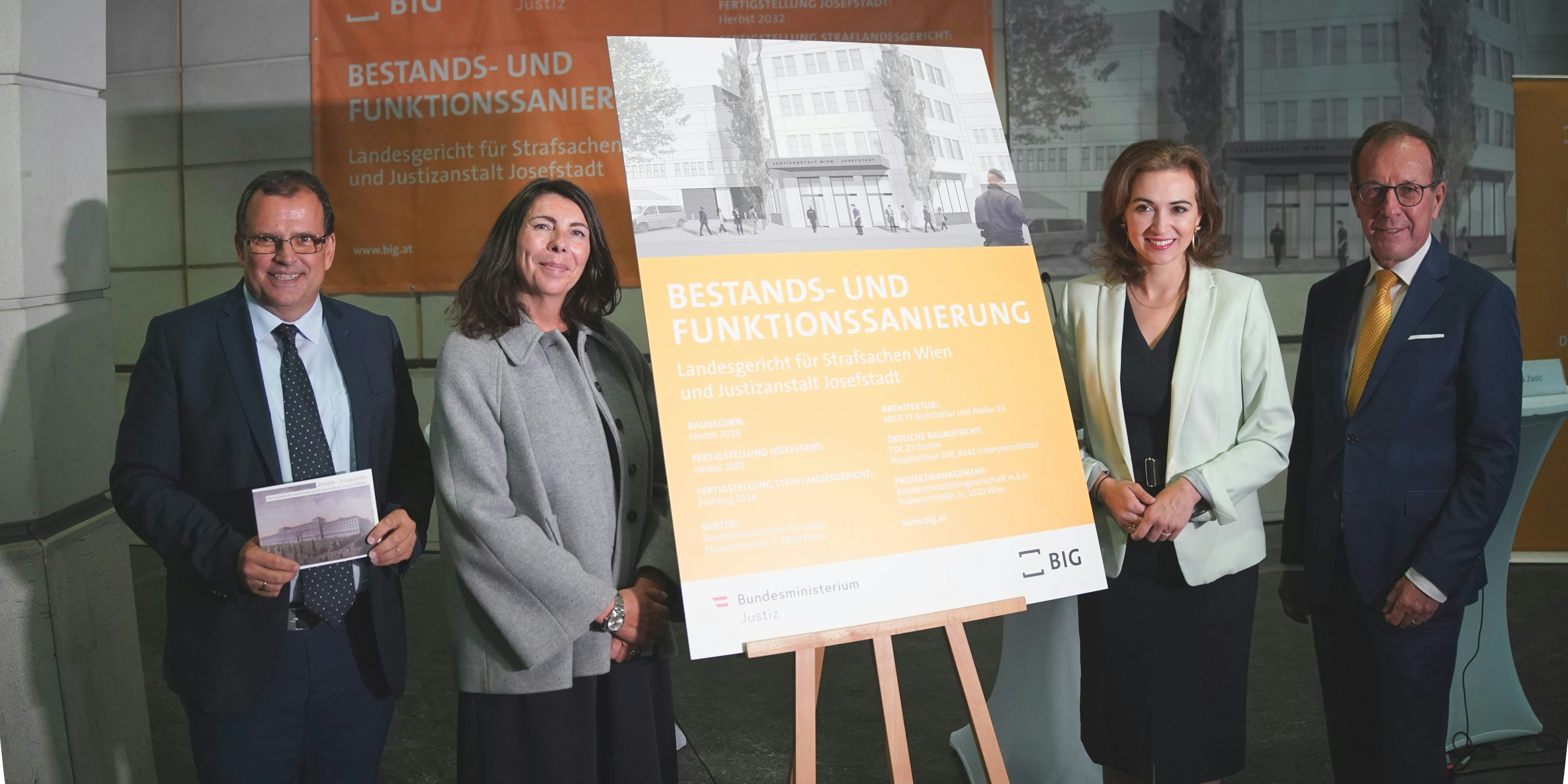  Gerichts-Präsident Friedrich Forsthuber, Krista Schipper von der Justizanstalt, Ministerin Alma Zadić und Wolfgang Gleissner, der Geschäftsführer der Bundesimmobiliengesellschaft