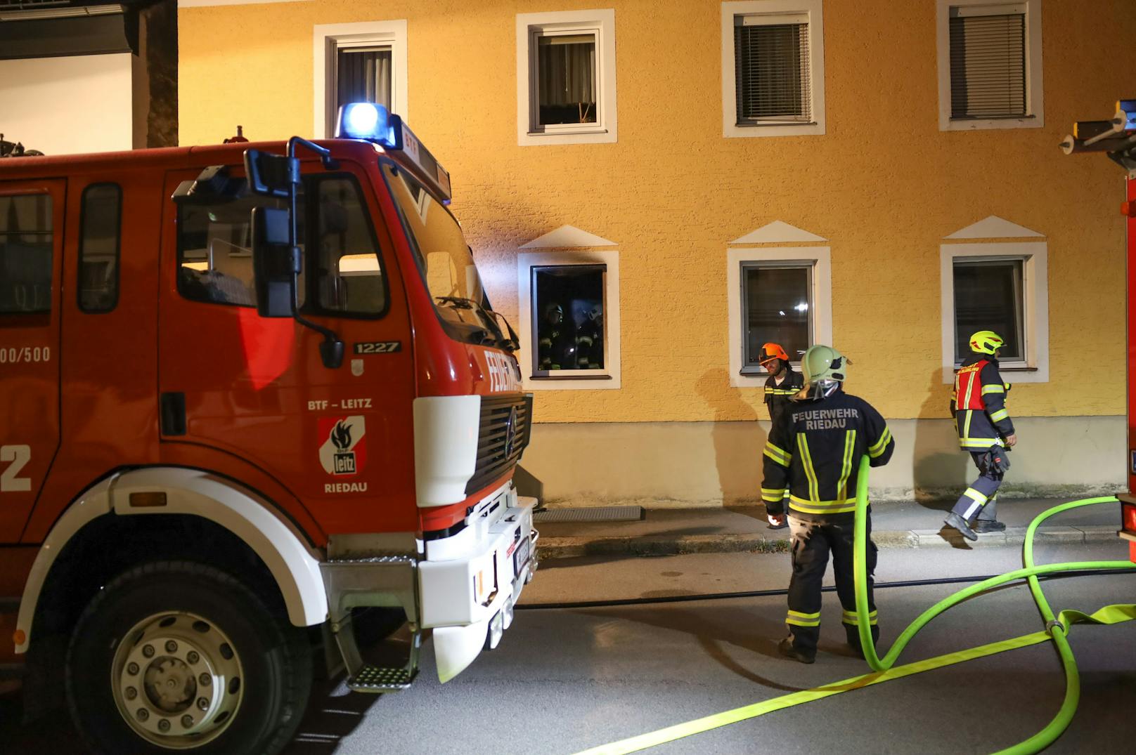 Im Ortszentrum von Riedau (Bezirk Schärding) ist es in der Nacht auf Mittwoch zu einem Brand in einem Mehrparteienwohnhaus gekommen. Eine Person war kurzzeitig abgängig.
