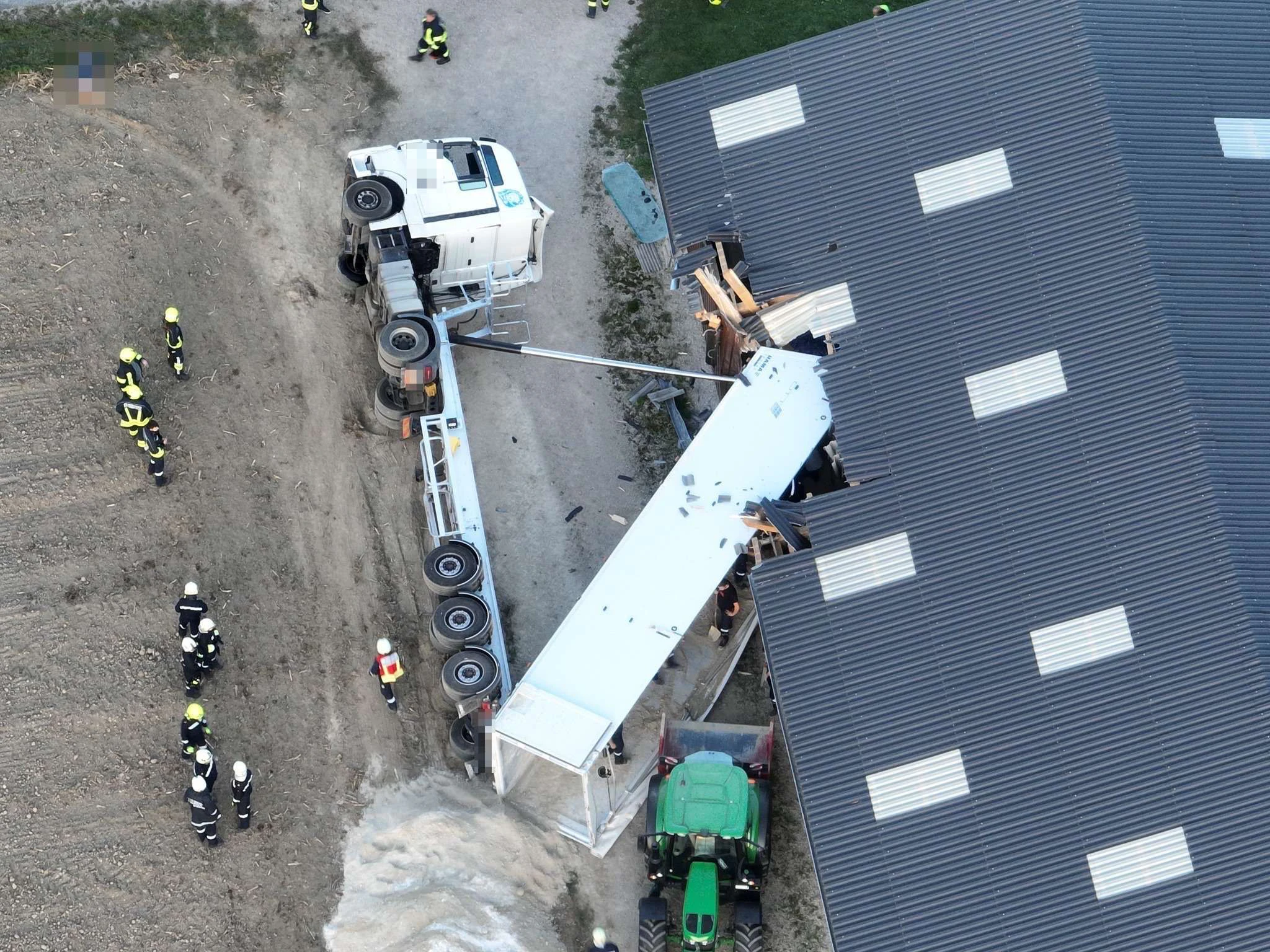Lkw stürzt auf Halle