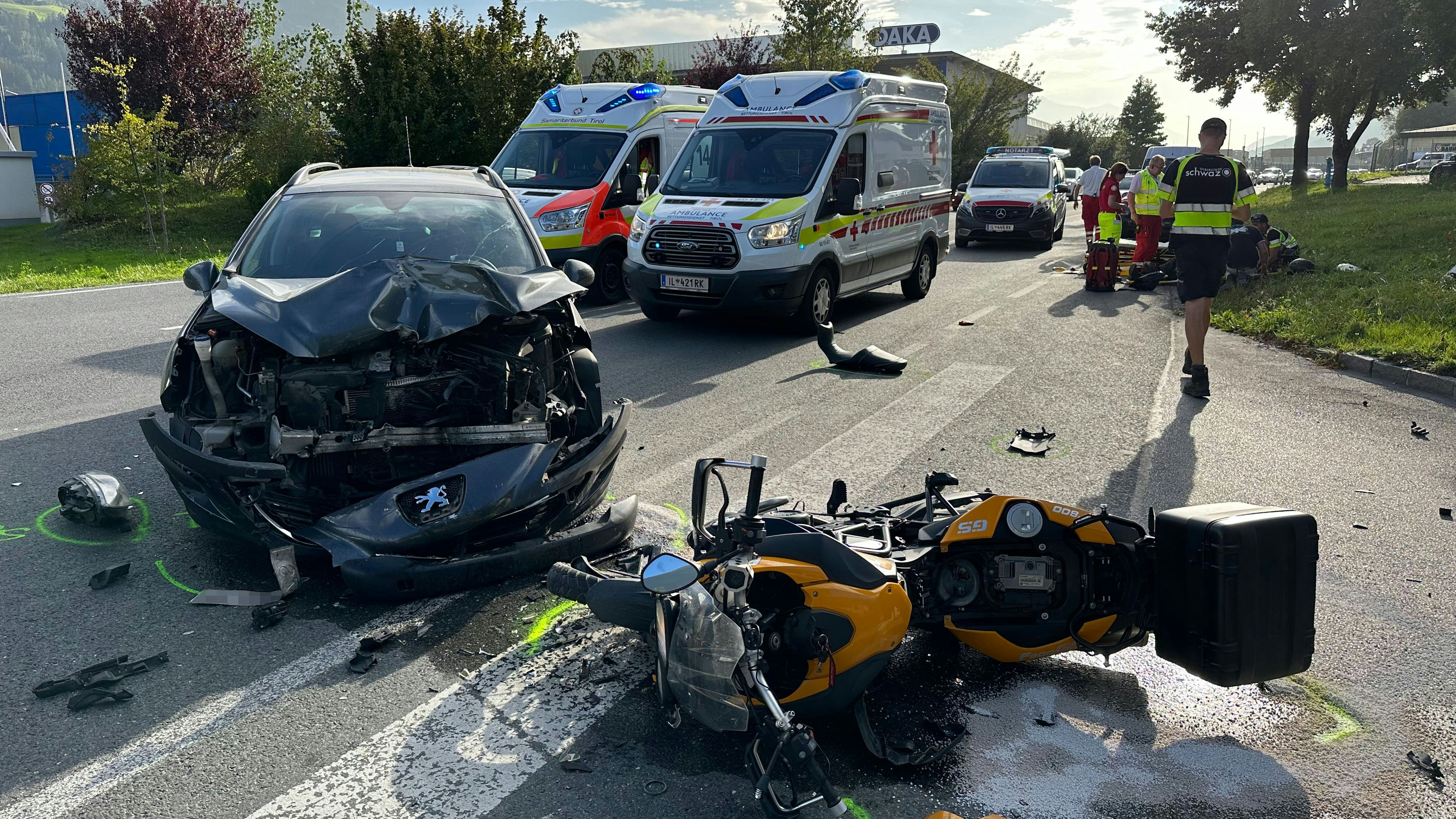Der Motorradfahrer wurde bei dem Unfall schwer verletzt.