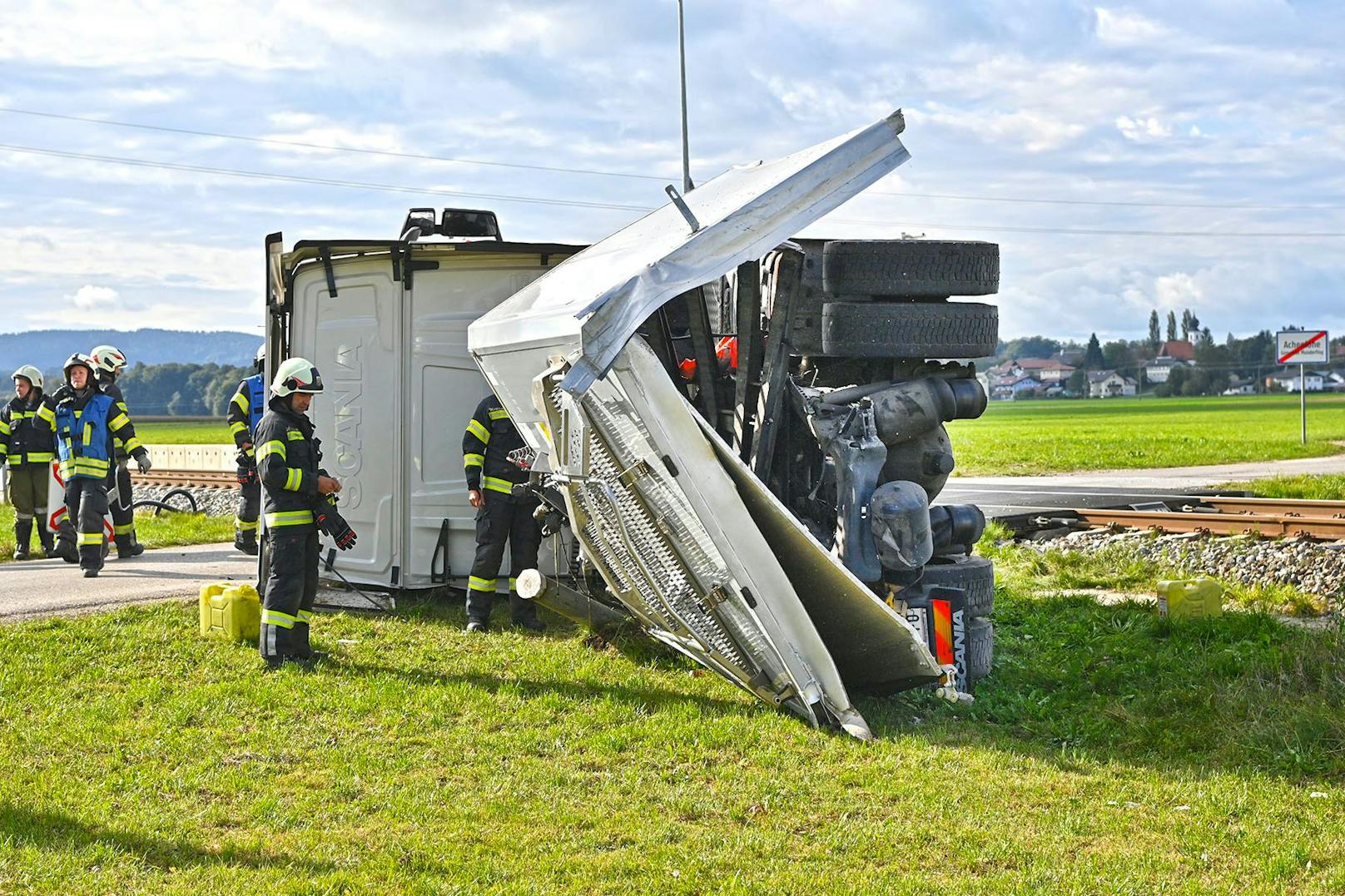 In Achenlohe in Munderfing wurde ein Lkw in der Mitte regelrecht zerrissen. Der Lenker überlebte den schweren Unfall wie durch ein Wunder fast unverletzt.