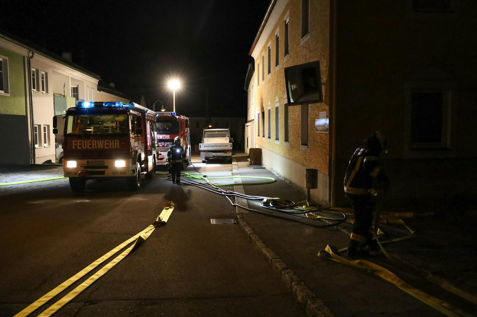 Im Ortszentrum von Riedau (Bezirk Schärding) ist es in der Nacht auf Mittwoch zu einem Brand in einem Mehrparteienwohnhaus gekommen. Eine Person war kurzzeitig abgängig.