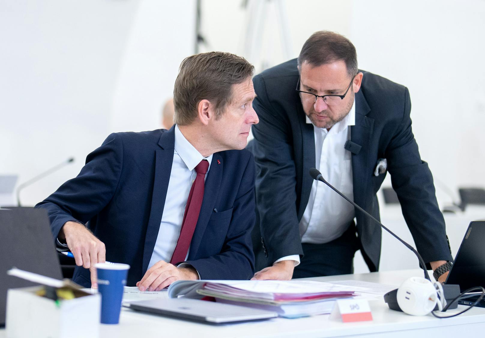 SPÖ-Mandatar Kai Jan Krainer und der freiheitliche Abgeordnete Christian Hafenecker