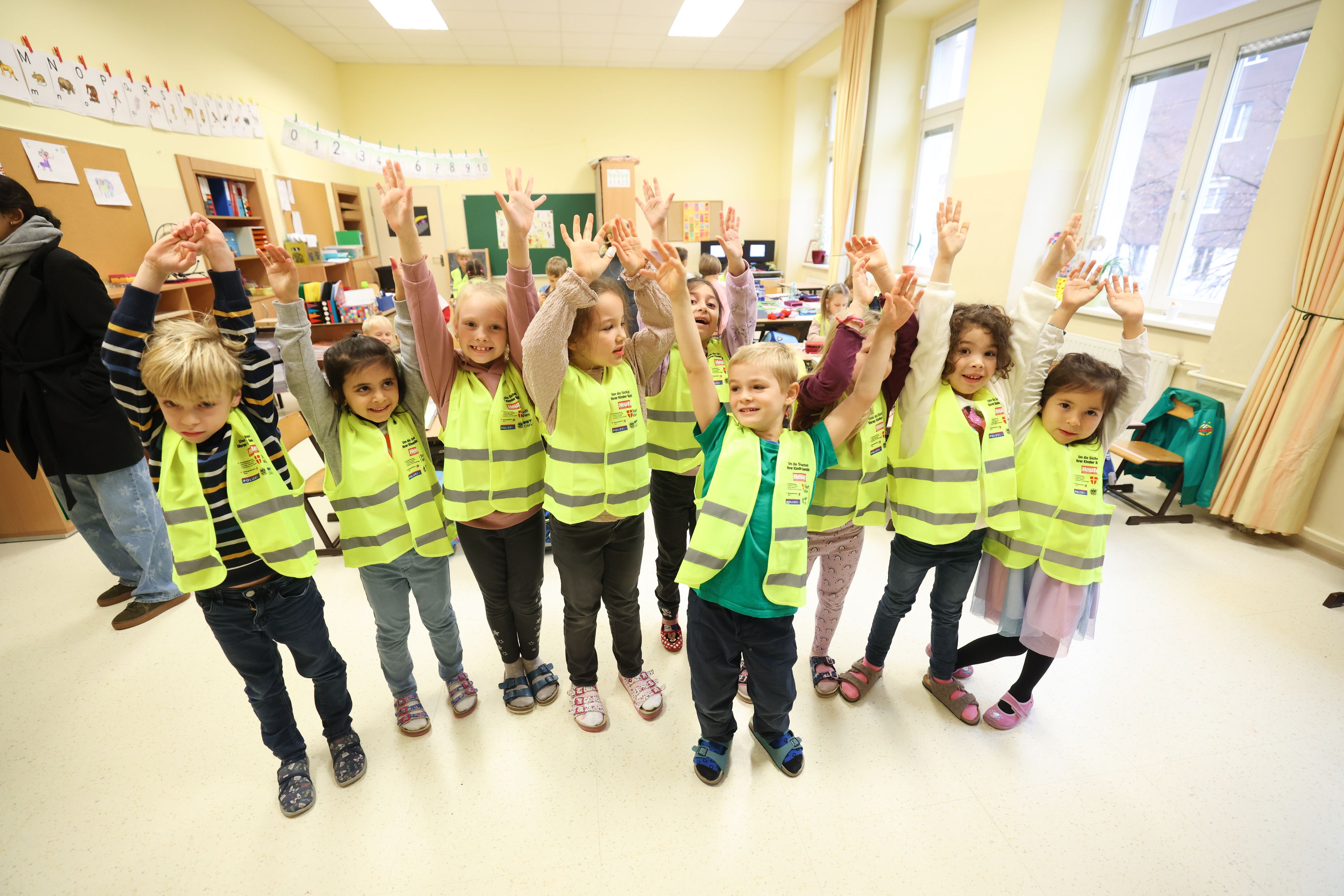 Warnwesten für die Volksschüler*innen