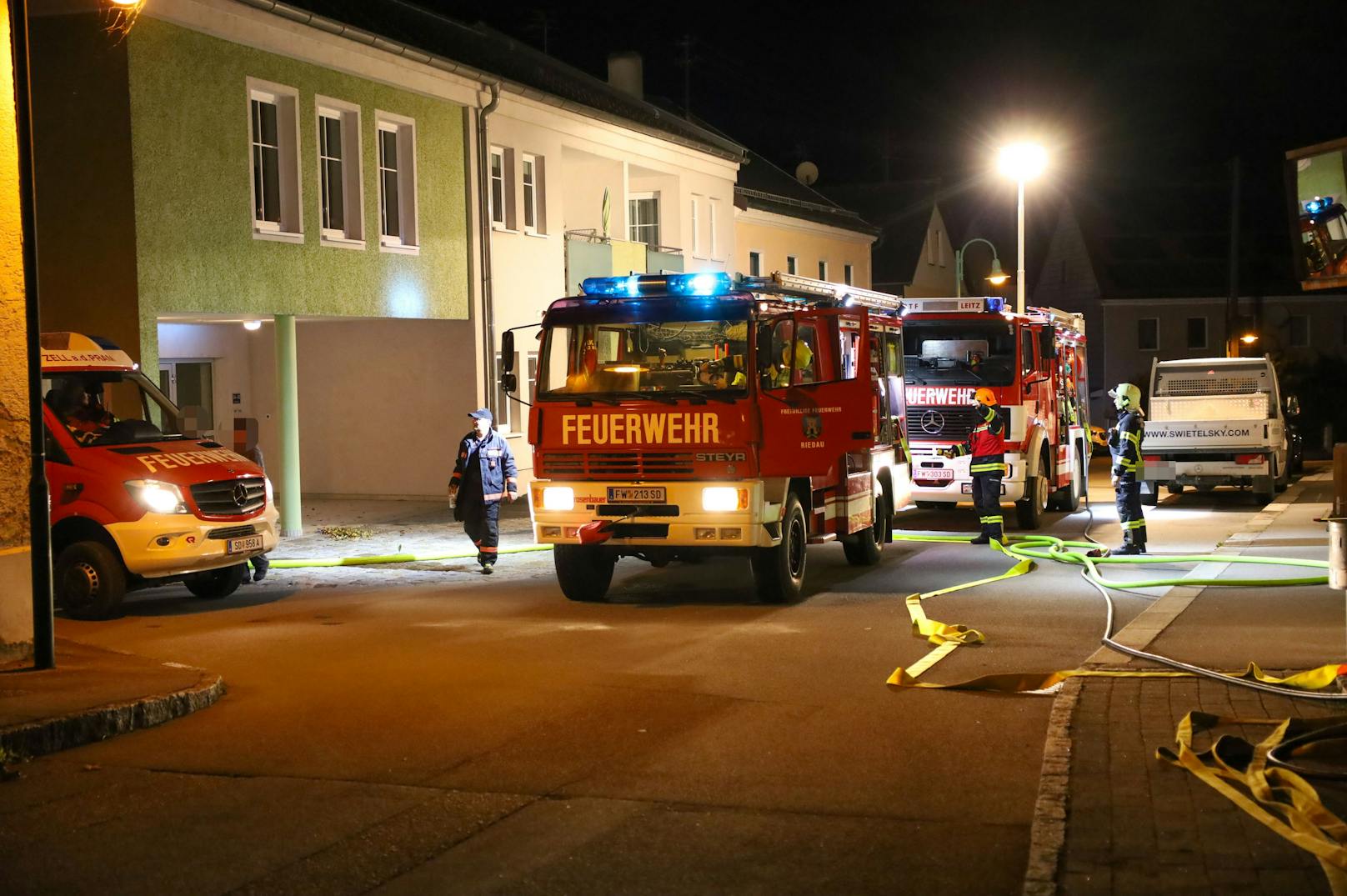 Im Ortszentrum von Riedau (Bezirk Schärding) ist es in der Nacht auf Mittwoch zu einem Brand in einem Mehrparteienwohnhaus gekommen. Eine Person war kurzzeitig abgängig.