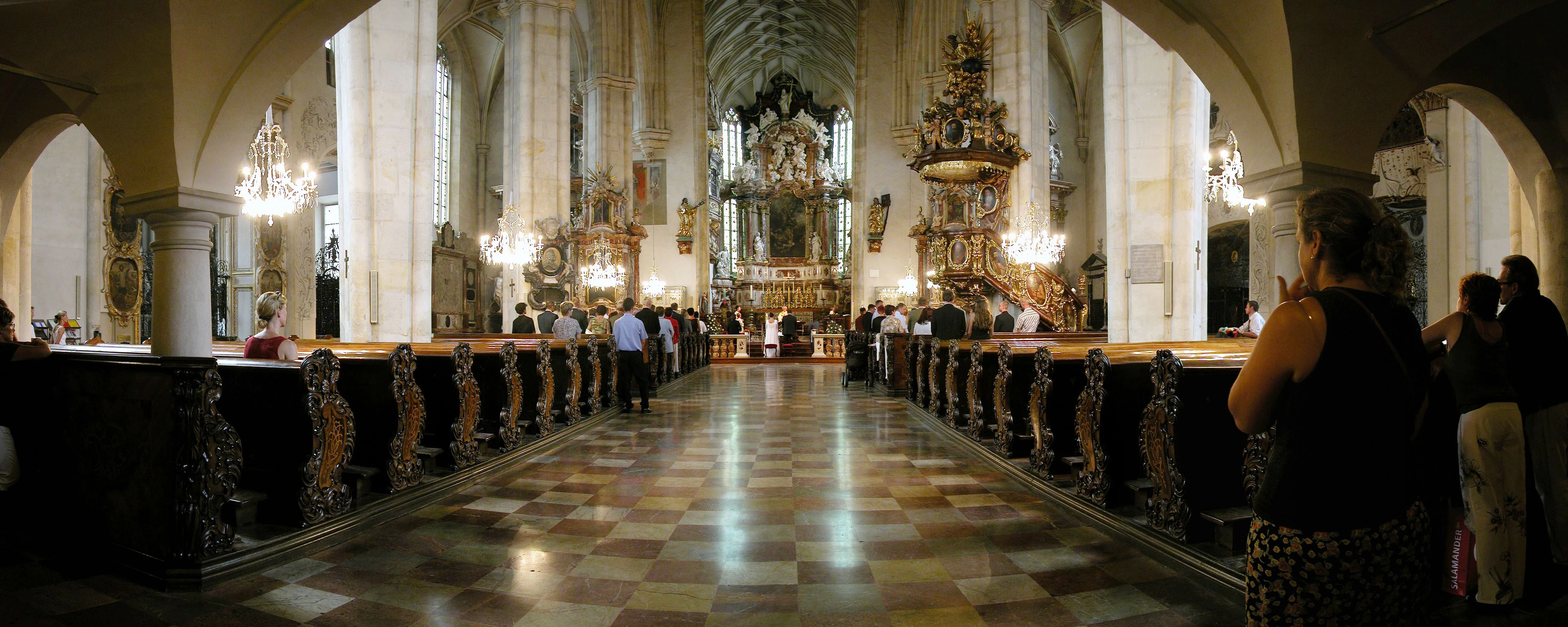 Blick in den Grazer Dom. Archivbild.