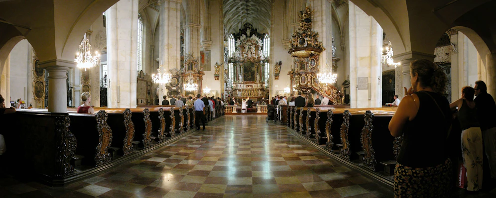 Blick in den Grazer Dom. Archivbild.