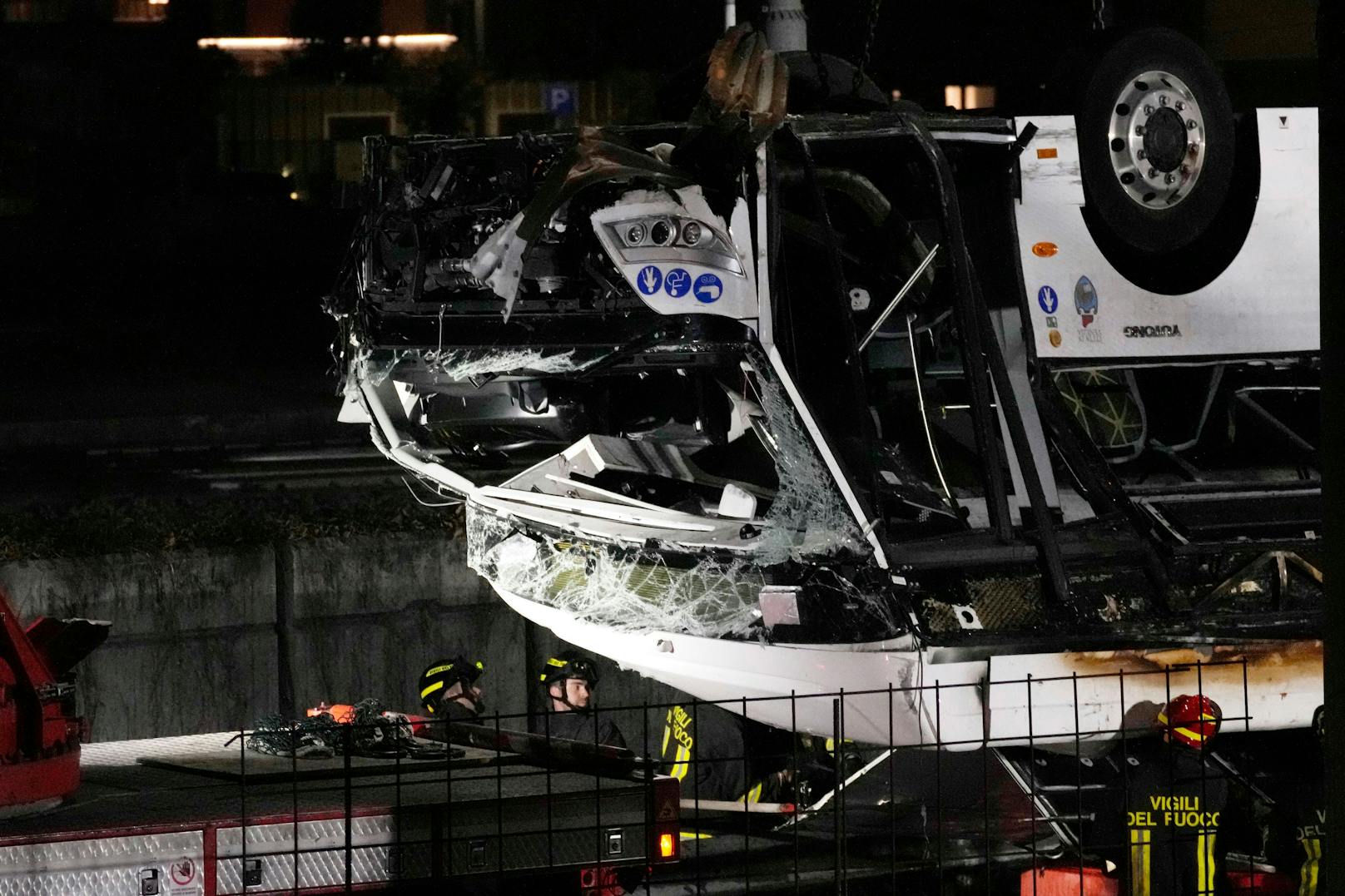 Am Dienstagabend ist es in Venedig zu einem verheerenden Busunglück gekommen. Mindestens 21 Personen kamen dabei ums Leben. Unter den Todesopfern seien auch ein Deutscher und ein Franzose.