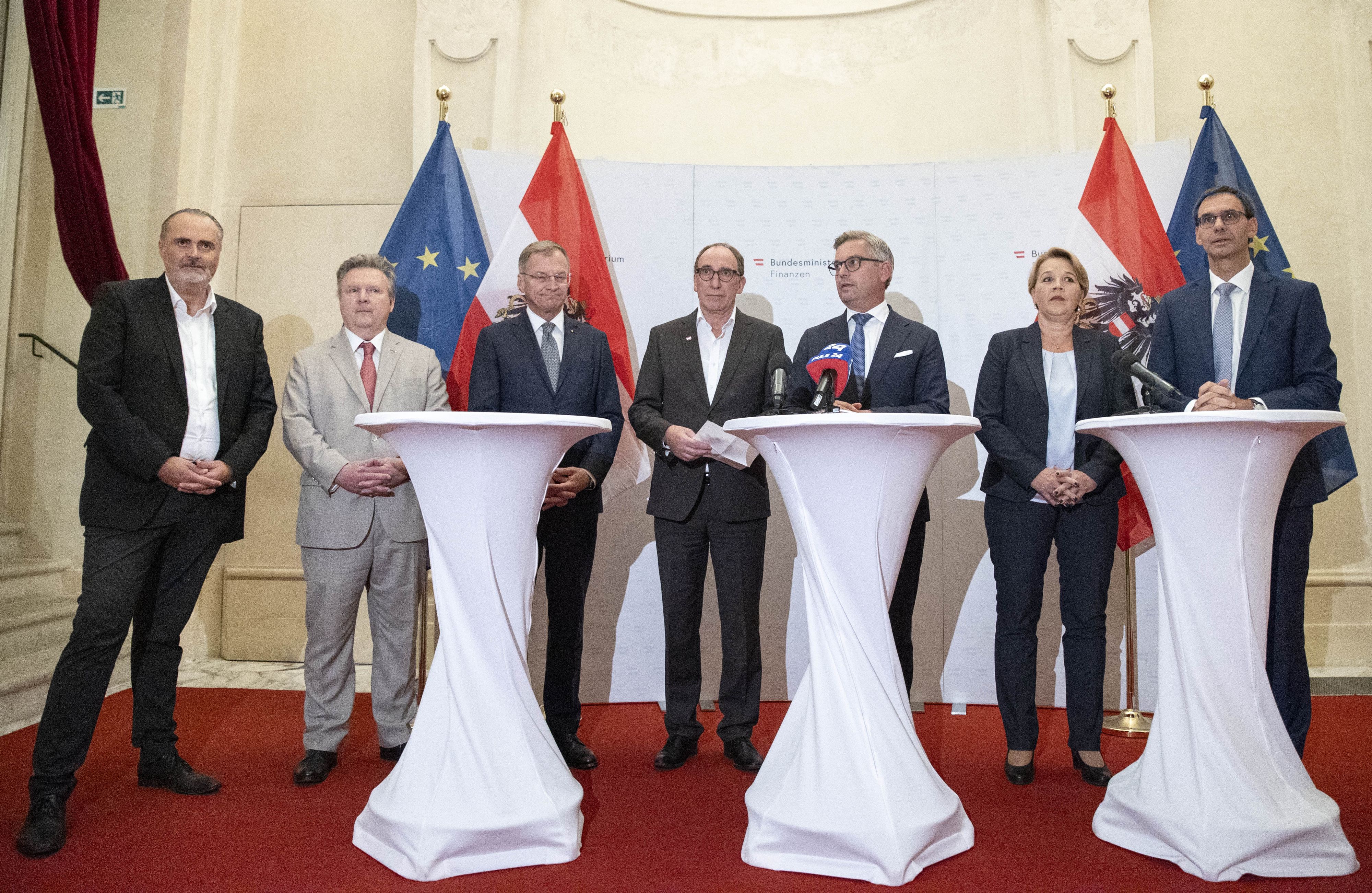 Am Mittwoch präsentierten Vertreter von Bund und Ländern den Finanzausgleich: v.l.n.r.: Burgenlands Landeshauptmann Hans Peter Doskozil (SPÖ), Wiens Bürgermeister Michael Ludwig (SPÖ), Oberösterreichs Landeshauptmann Thomas Stelzer (ÖVP), Sozialminister Johannes Rauch (Grüne), Finanzminister Magnus Brunner (ÖVP), Gemeindebund-Vizepräsidentin Andrea Kaufmann (ÖVP) und Vorarlbergs Landeshauptmann Markus Wallner (ÖVP). 