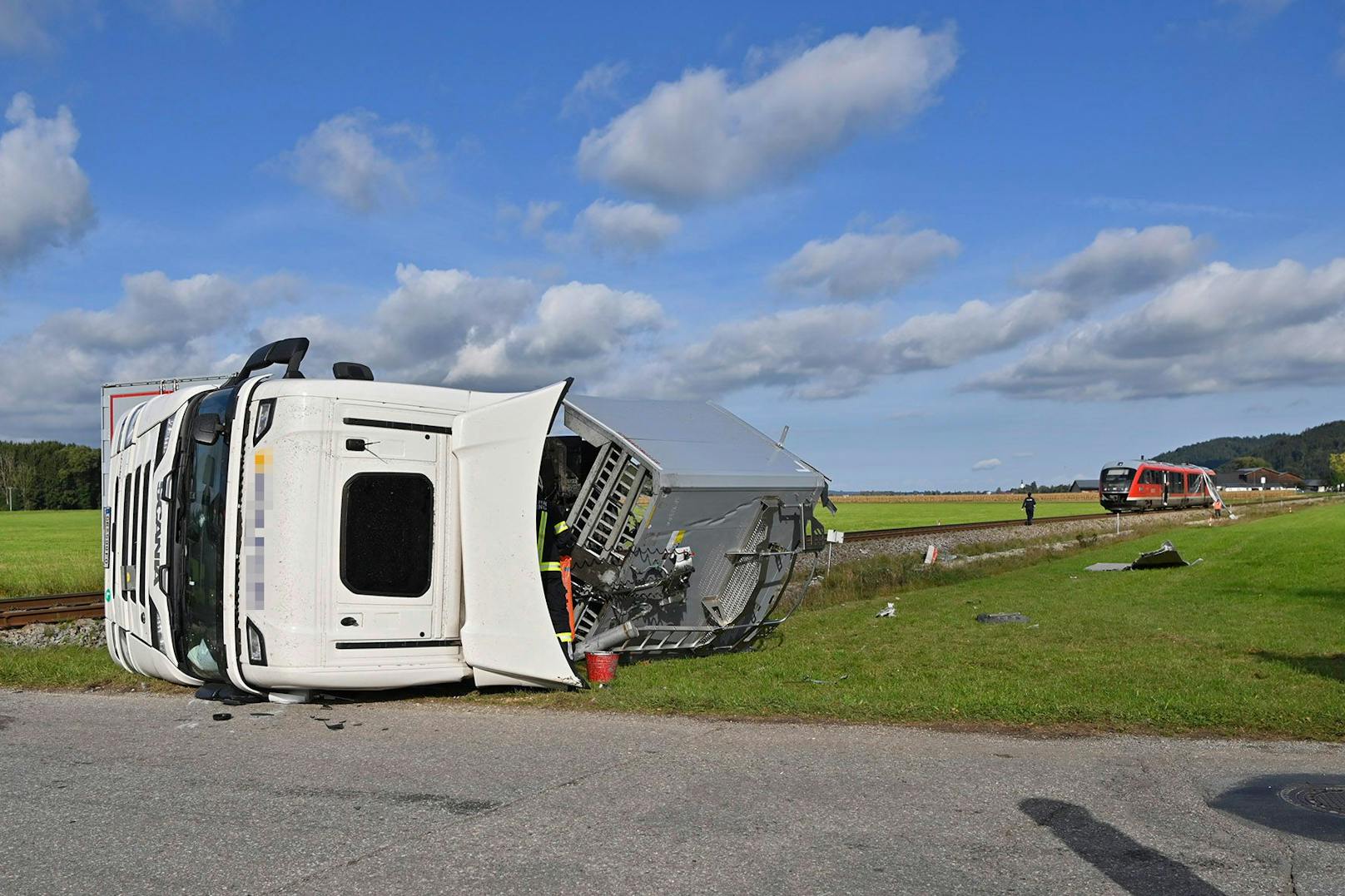 In Achenlohe in Munderfing wurde ein Lkw in der Mitte regelrecht zerrissen. Der Lenker überlebte den schweren Unfall wie durch ein Wunder fast unverletzt.