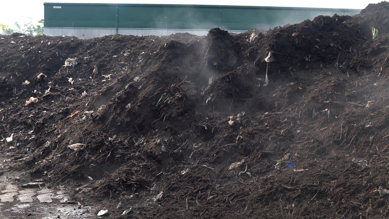 35.000 Tonnen Bioabfall werden im Brantner "Erdenreich" zu Kompost verarbeitet.