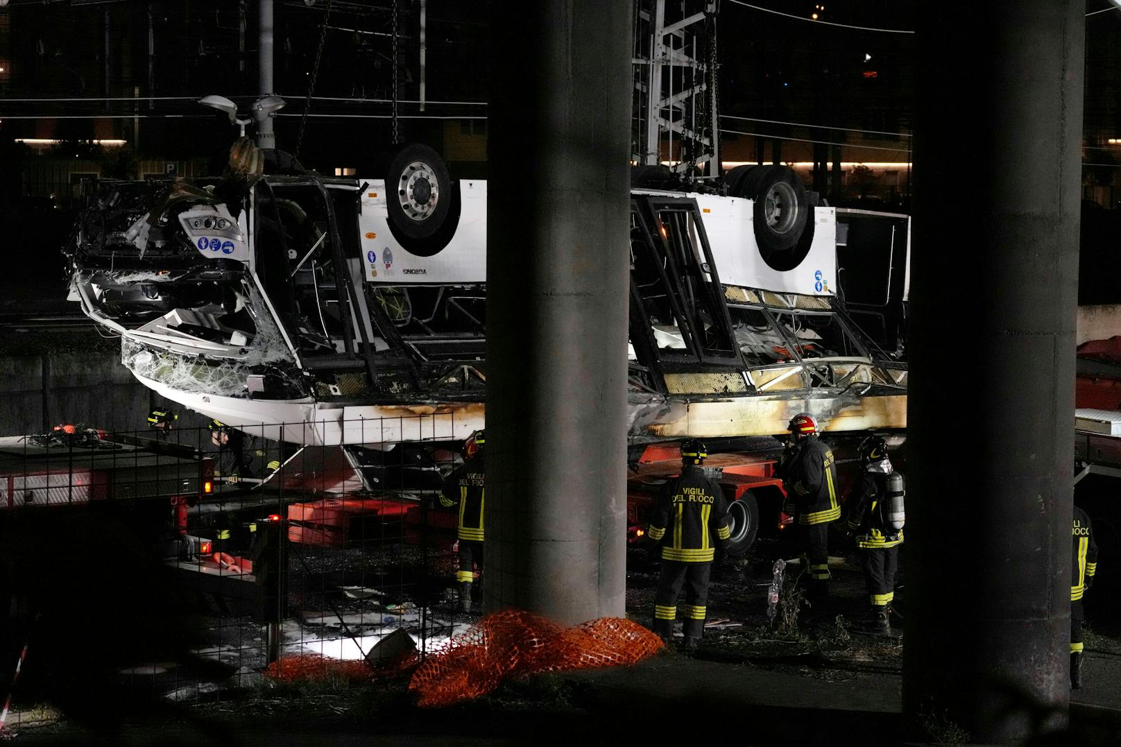 Am Dienstagabend ist es in Venedig zu einem verheerenden Busunglück gekommen. Mindestens 21 Personen kamen dabei ums Leben. Unter den Todesopfern seien auch ein Deutscher und ein Franzose.