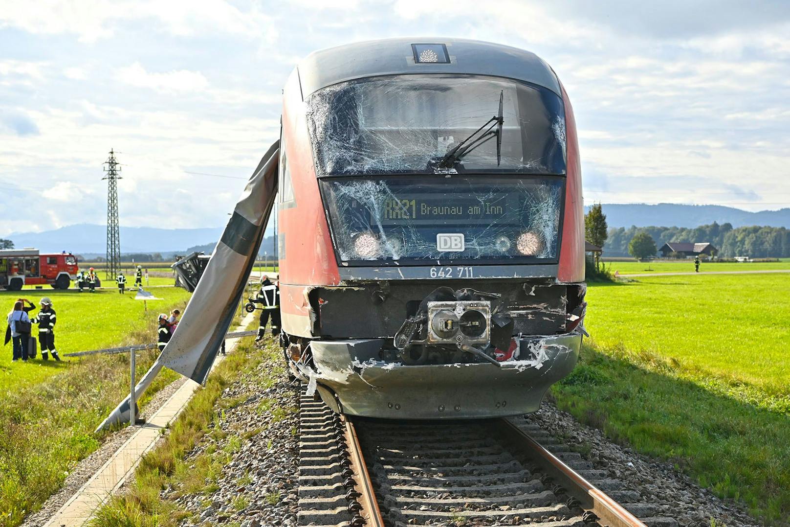 In Achenlohe in Munderfing wurde ein Lkw in der Mitte regelrecht zerrissen. Der Lenker überlebte den schweren Unfall wie durch ein Wunder fast unverletzt.