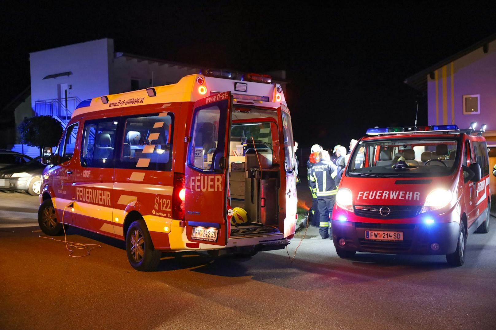 Im Ortszentrum von Riedau (Bezirk Schärding) ist es in der Nacht auf Mittwoch zu einem Brand in einem Mehrparteienwohnhaus gekommen. Eine Person war kurzzeitig abgängig.