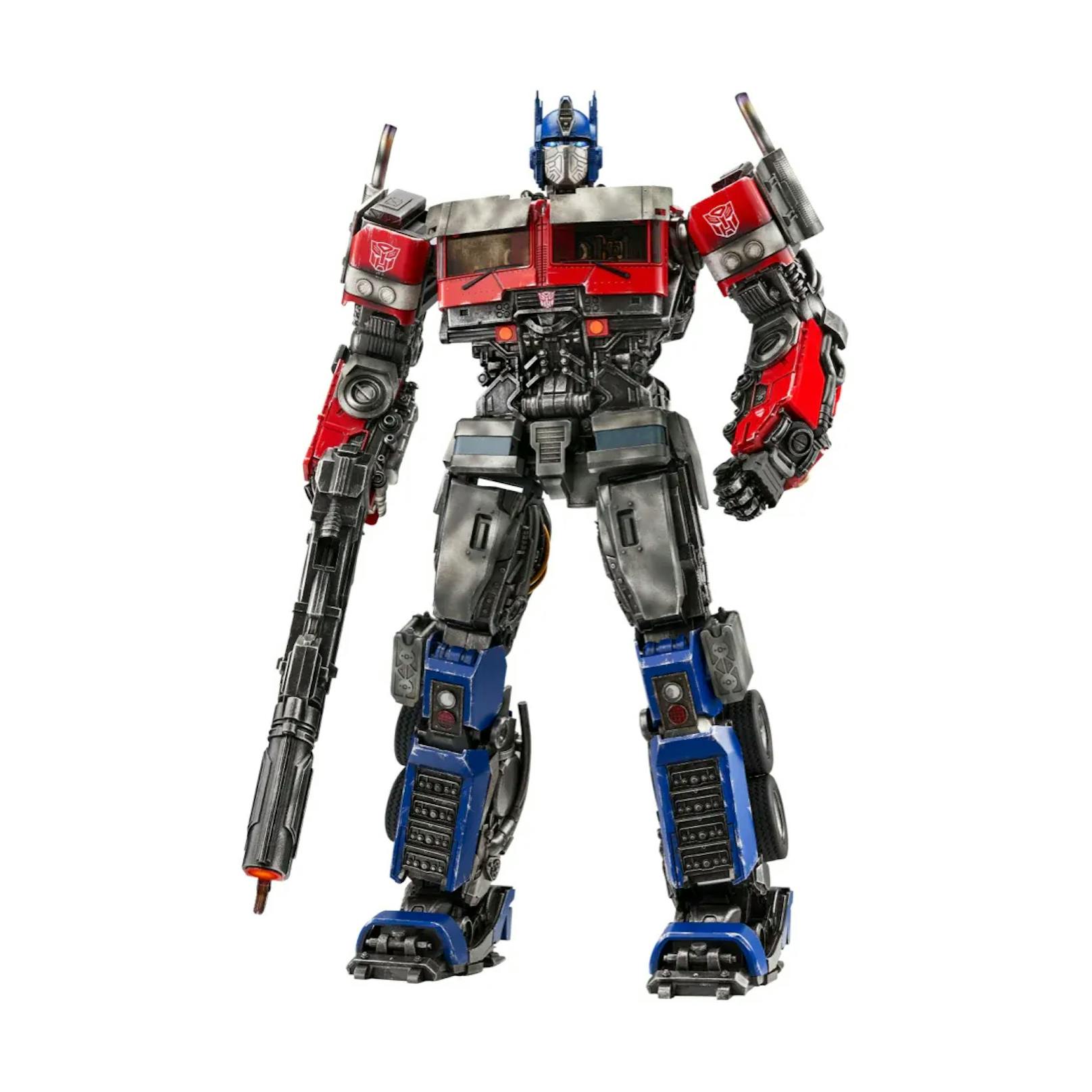 Optimus Prime ist 16 Zoll groß und wird mit zahlreichem Zubehör geliefert, wie dem beleuchtbaren Ionen-Blaster, der Energon-Axt und den Energon-Schwertern.
